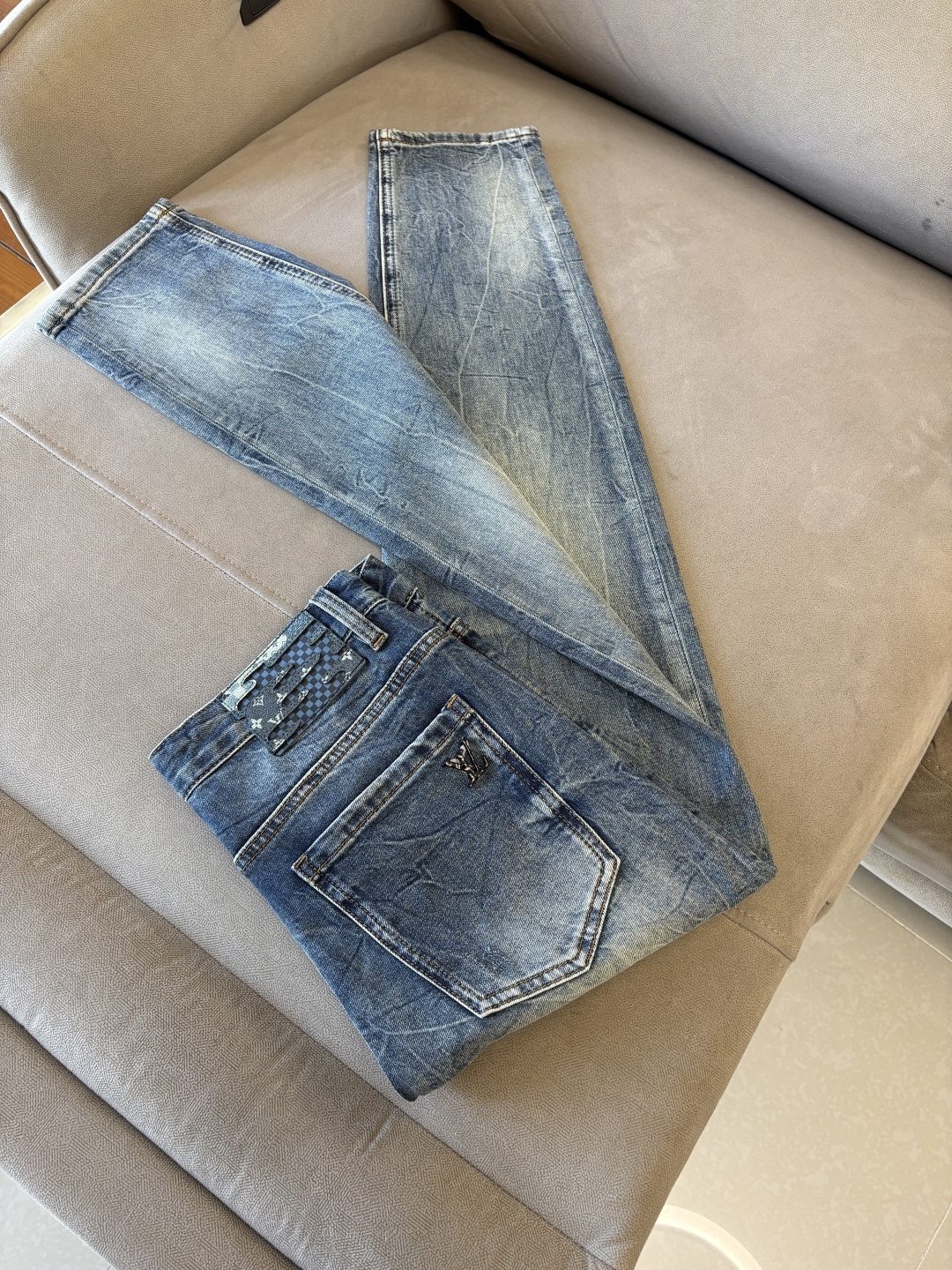 专柜🆕2026春夏设计推荐 热卖牛仔裤🆕柔软亲肤面料 奢华头层牛皮腰牌 经典蓝洗水 专柜限量款 奢华感订