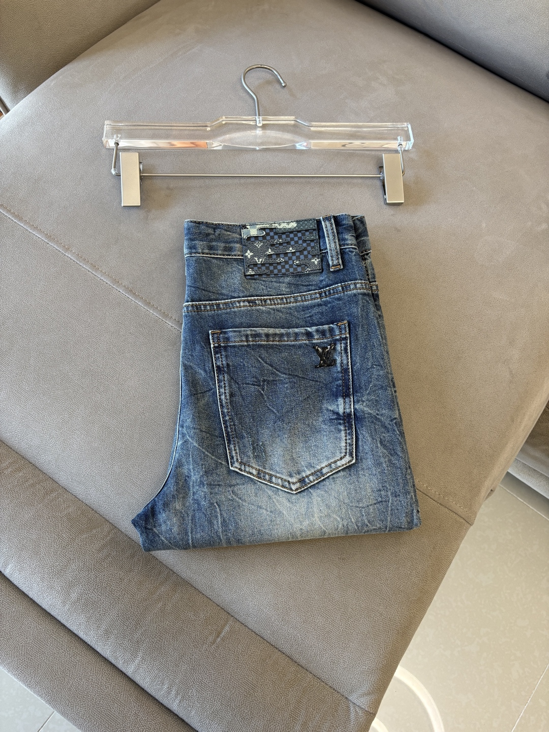 专柜🆕2026春夏设计推荐 热卖牛仔裤🆕柔软亲肤面料 奢华头层牛皮腰牌 经典蓝洗水 专柜限量款 奢华感订