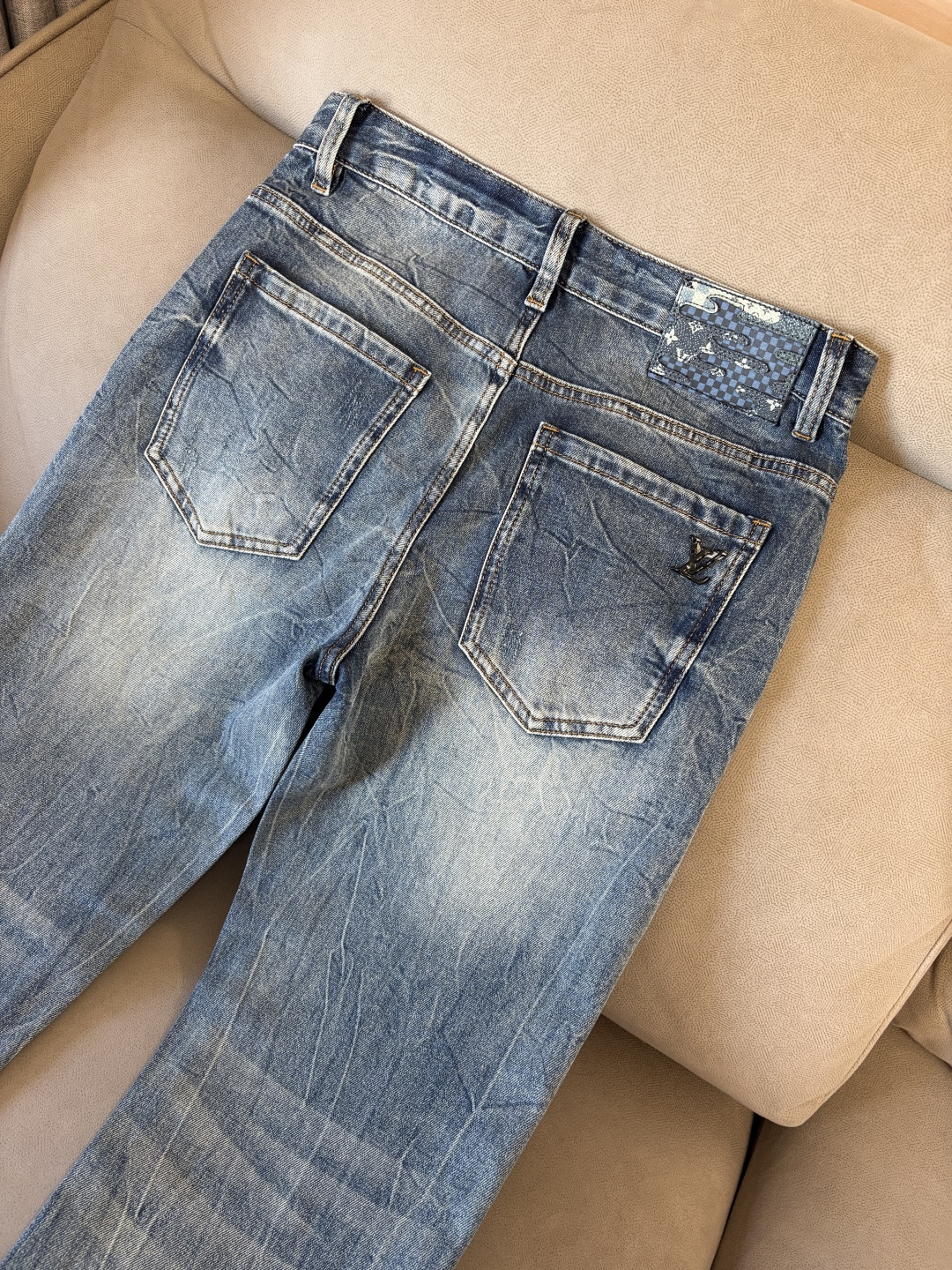 专柜🆕2026春夏设计推荐 热卖牛仔裤🆕柔软亲肤面料 奢华头层牛皮腰牌 经典蓝洗水 专柜限量款 奢华感订