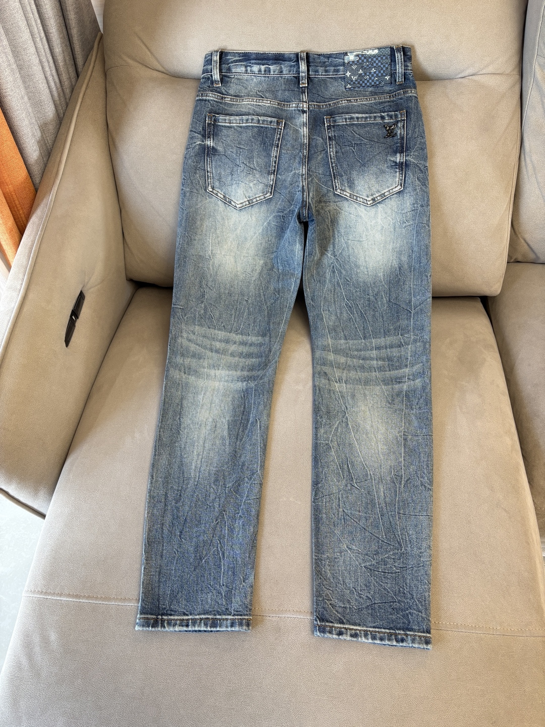 专柜🆕2026春夏设计推荐 热卖牛仔裤🆕柔软亲肤面料 奢华头层牛皮腰牌 经典蓝洗水 专柜限量款 奢华感订