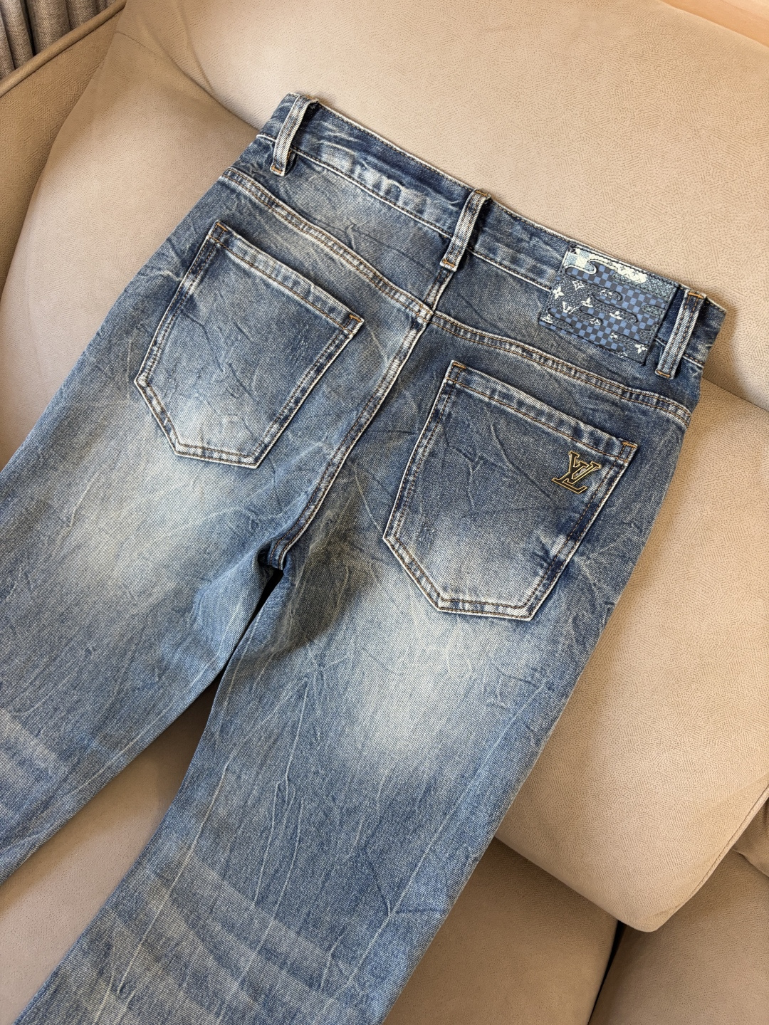 专柜🆕2026春夏设计推荐 热卖牛仔裤🆕柔软亲肤面料 奢华头层牛皮腰牌 经典蓝洗水 专柜限量款 奢华感订