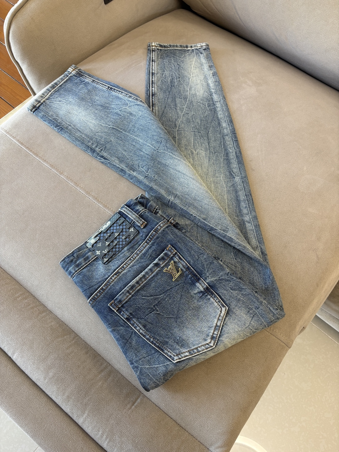 专柜🆕2026春夏设计推荐 热卖牛仔裤🆕柔软亲肤面料 奢华头层牛皮腰牌 经典蓝洗水 专柜限量款 奢华感订