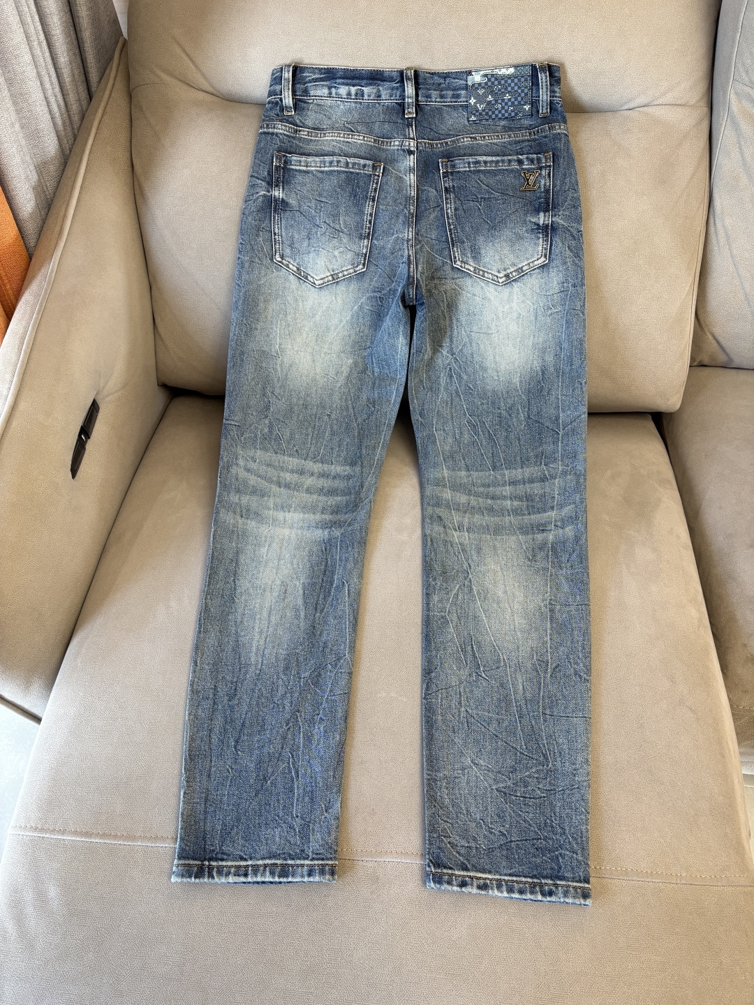 专柜🆕2026春夏设计推荐 热卖牛仔裤🆕柔软亲肤面料 奢华头层牛皮腰牌 经典蓝洗水 专柜限量款 奢华感订