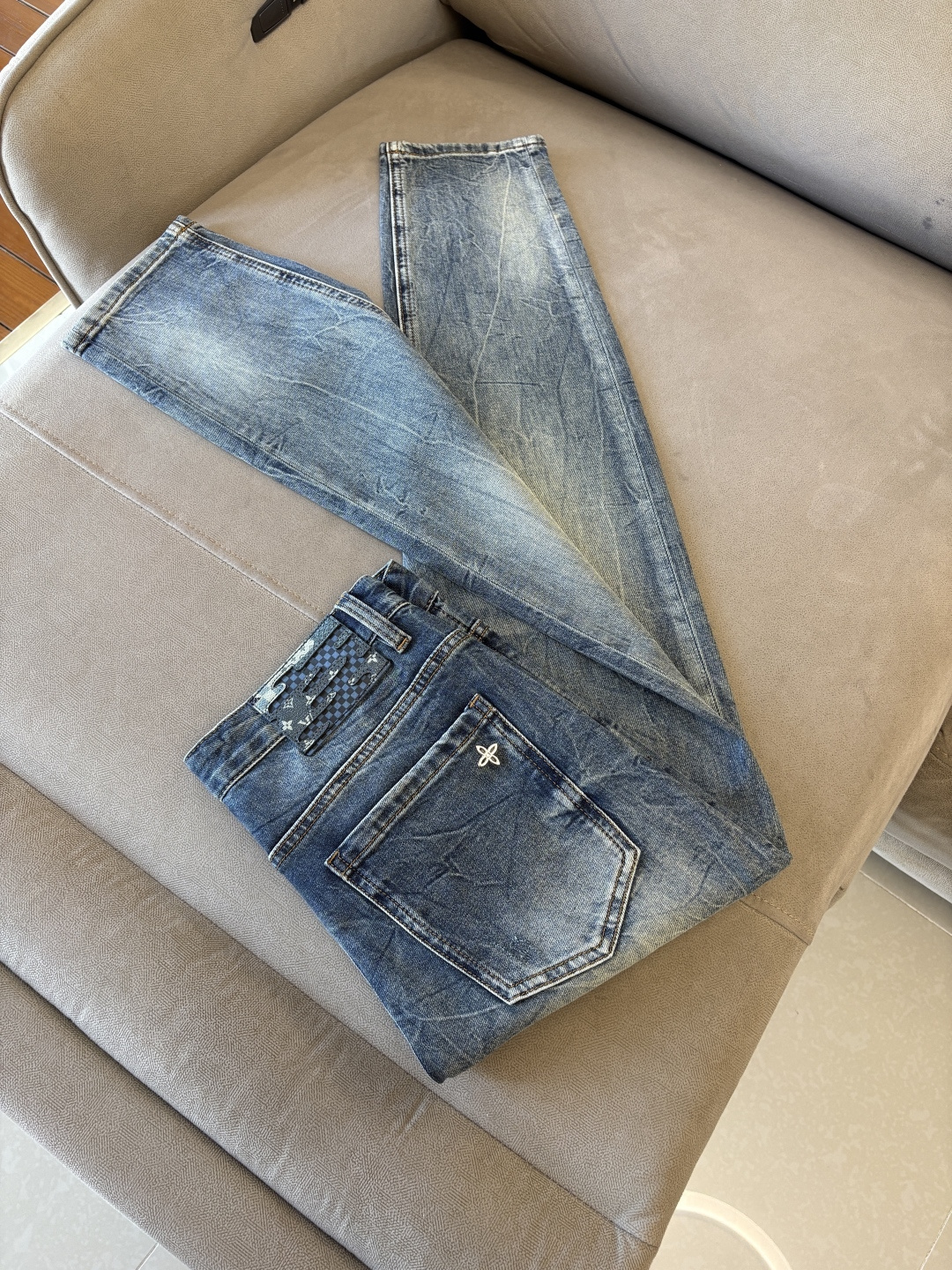 专柜🆕2026春夏设计推荐 热卖牛仔裤🆕柔软亲肤面料 奢华头层牛皮腰牌 经典蓝洗水 专柜限量款 奢华感订