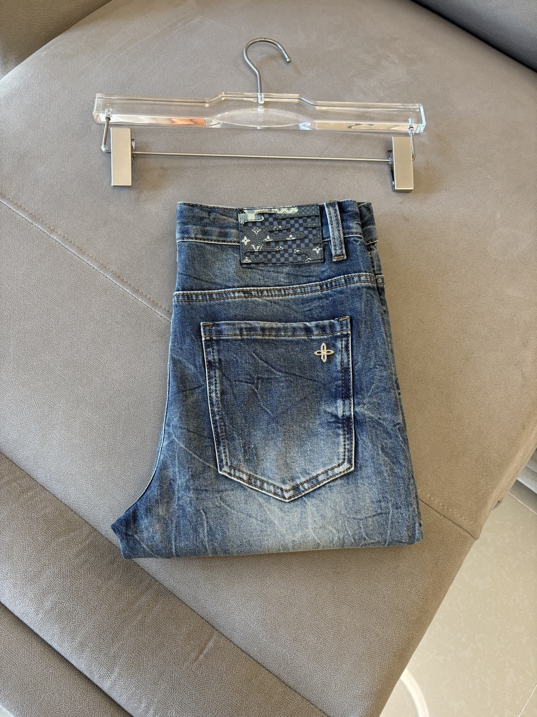 专柜🆕2026春夏设计推荐 热卖牛仔裤🆕柔软亲肤面料 奢华头层牛皮腰牌 经典蓝洗水 专柜限量款 奢华感订