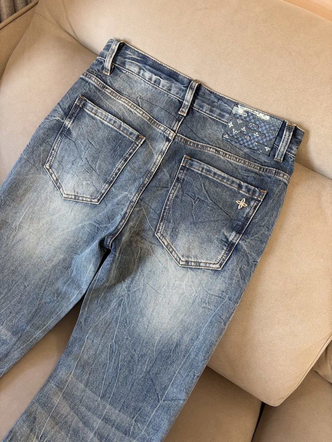 专柜🆕2026春夏设计推荐 热卖牛仔裤🆕柔软亲肤面料 奢华头层牛皮腰牌 经典蓝洗水 专柜限量款 奢华感订