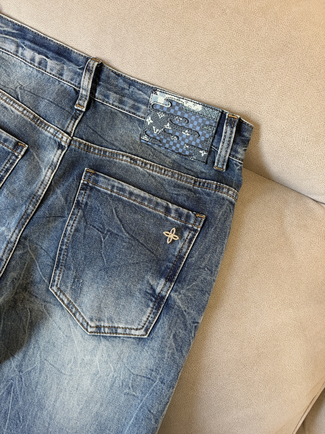 专柜🆕2026春夏设计推荐 热卖牛仔裤🆕柔软亲肤面料 奢华头层牛皮腰牌 经典蓝洗水 专柜限量款 奢华感订