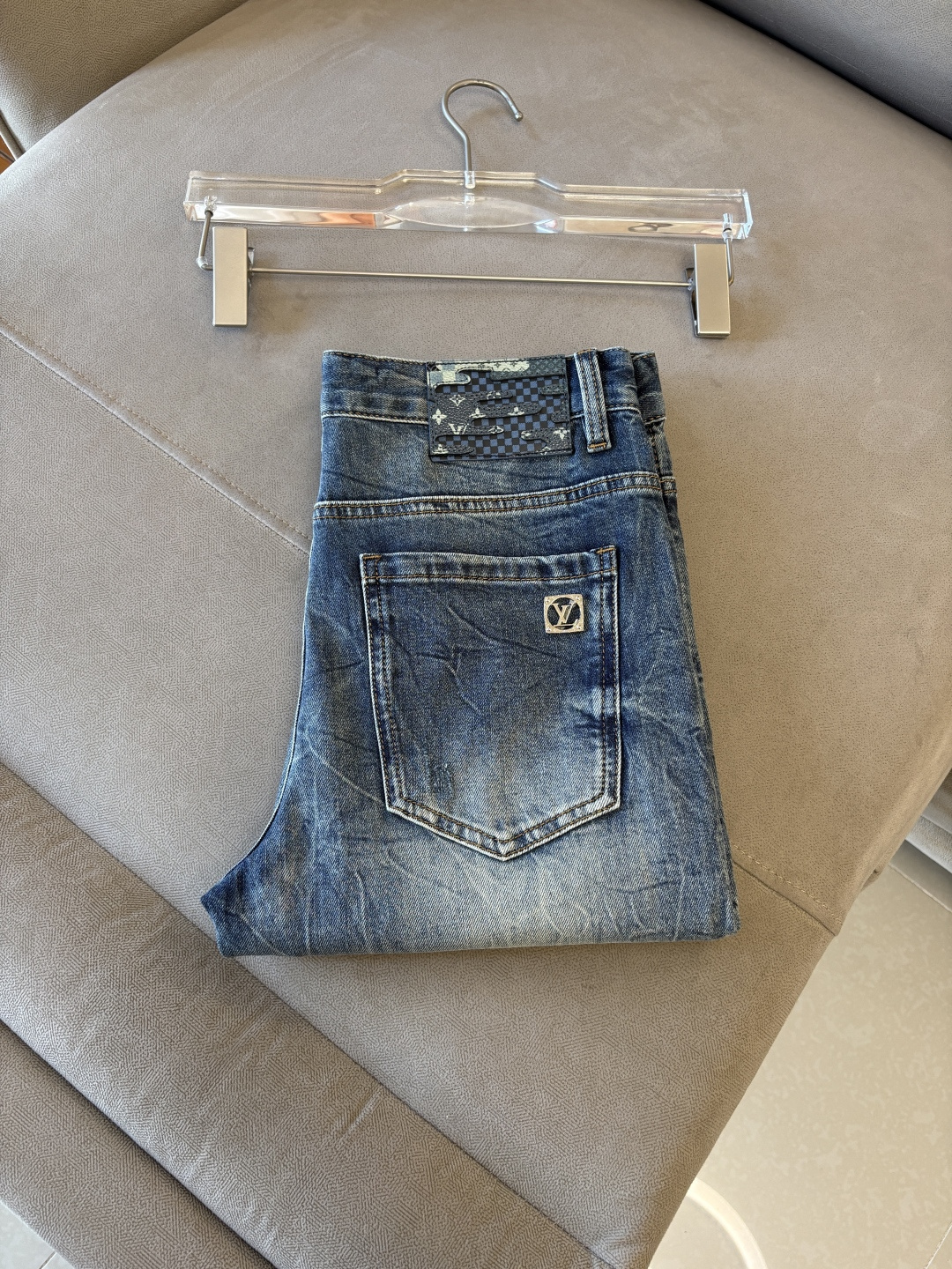 专柜🆕2026春夏设计推荐 热卖牛仔裤🆕柔软亲肤面料 奢华头层牛皮腰牌 经典蓝洗水 专柜限量款 奢华感订