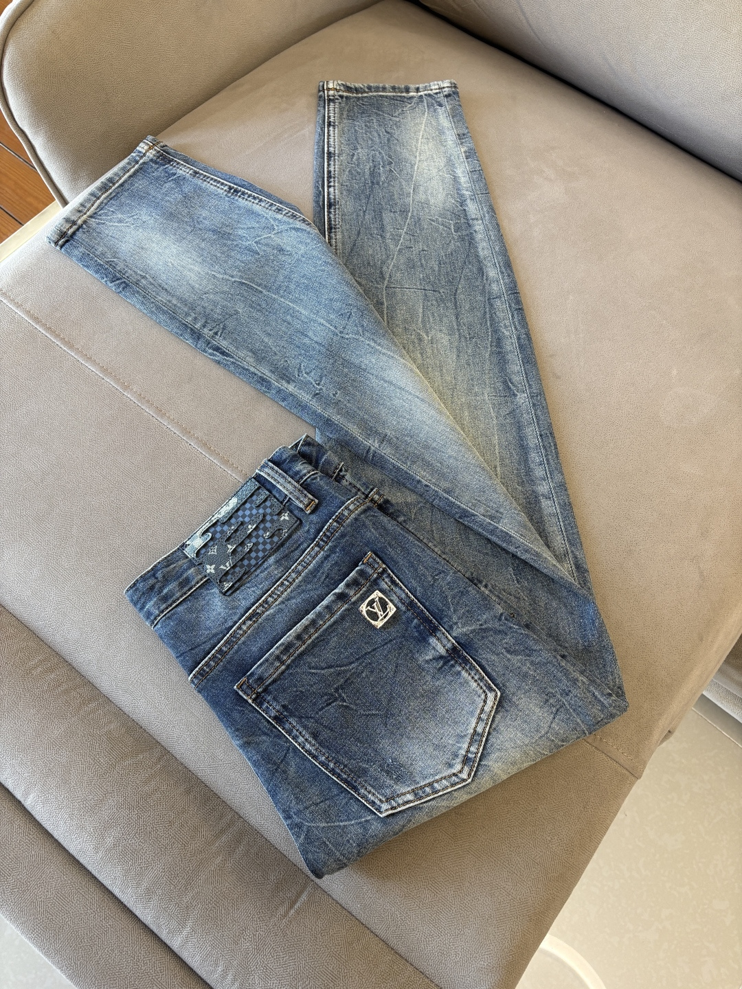 专柜🆕2026春夏设计推荐 热卖牛仔裤🆕柔软亲肤面料 奢华头层牛皮腰牌 经典蓝洗水 专柜限量款 奢华感订