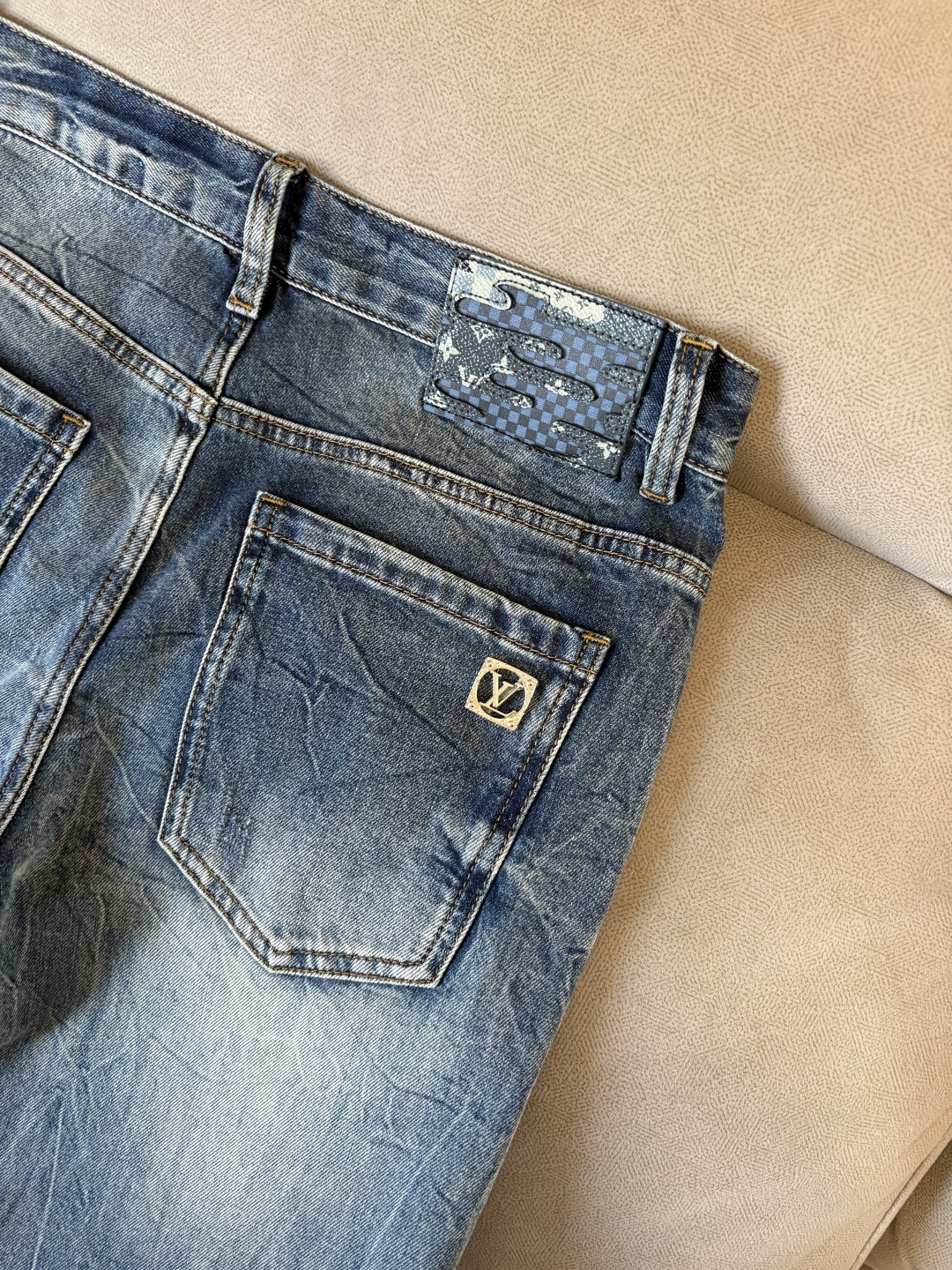 专柜🆕2026春夏设计推荐 热卖牛仔裤🆕柔软亲肤面料 奢华头层牛皮腰牌 经典蓝洗水 专柜限量款 奢华感订