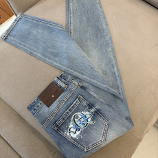 专柜🆕2026春夏设计推荐 热卖牛仔裤🆕柔软亲肤面料 奢华头层牛皮腰牌 经典蓝洗水 专柜限量款 奢华感订 专柜🆕2026春夏设计推荐 热卖牛仔裤🆕柔软亲肤面料 奢华头层牛皮腰牌 经典蓝洗水 专柜限量款 奢华感订