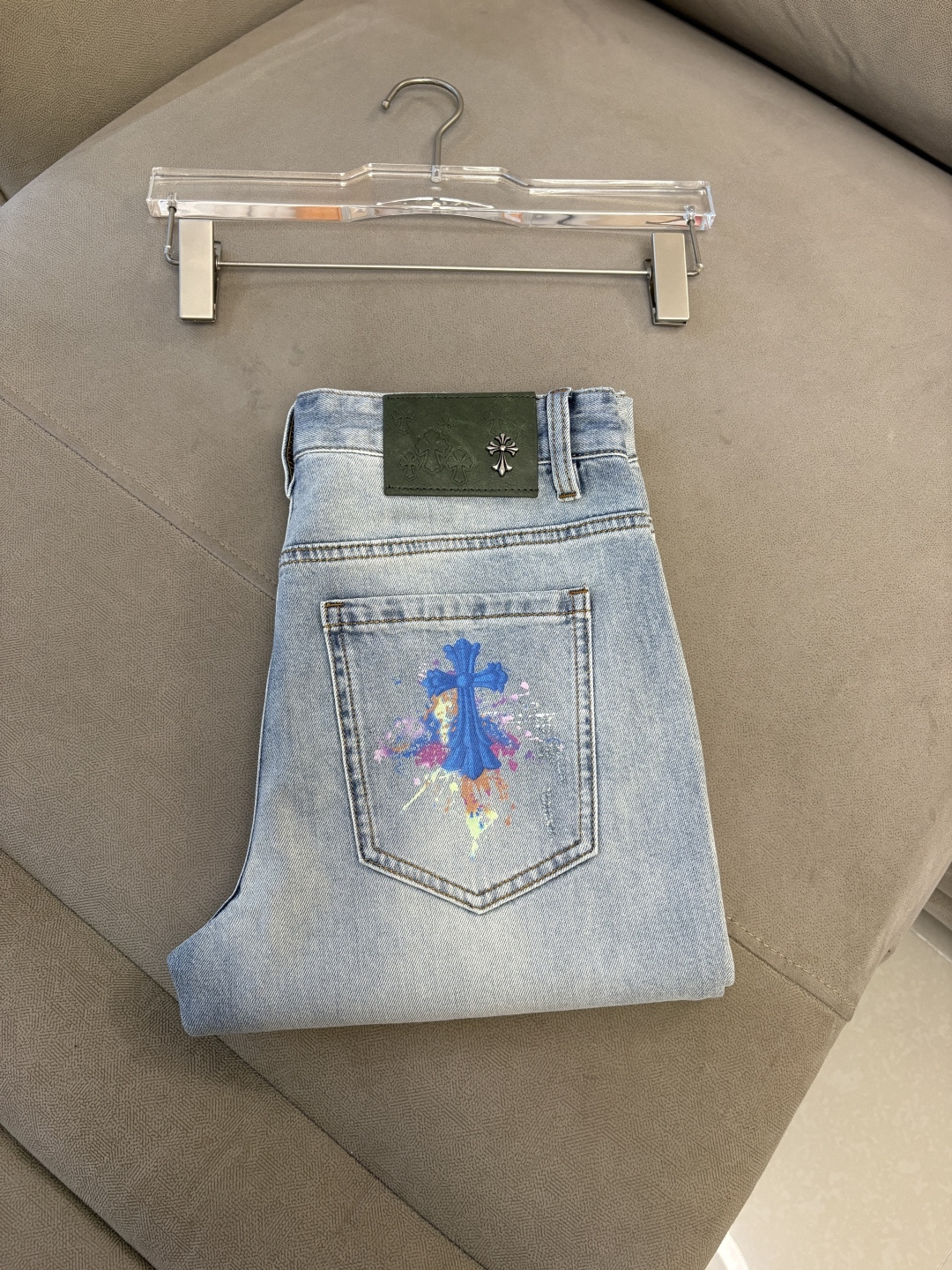 NO:733350,The counter's 2026 spring and summer design recommendations. Hot-selling jeans with soft skin-friendly fabrics. Luxurious first-layer cowhide waist tags. Classic blue wash. Limited edition at the counter. Luxurious custom-made fabrics. Craftsmanship + wash. Foreign trade quality and detail processing. I absolutely love this color. I love it. The counter's autumn and winter hot sales. Pre-sale. Sold out. Hot single color. Versatile. Big cow flavor. Stretch slim small straight pants. Size. 29-38. No 35; 37 size.  FFF001,,jeans,cowhide,19860909专柜2026春夏设计推荐 热卖牛仔裤柔软亲肤面料 奢华头层牛皮腰牌 经典蓝洗水 专柜限量款 奢华感订制面料 工艺+洗水外贸品质感细节处理满满到位 这颜色绝对爱了爱了专柜秋冬热卖预售即售完款爆单款色系百搭大牛味 弹力修身小直筒裤型 尺码.29-38 无35；37码 FFF001,,jeans,cowhide,,Men's clothing