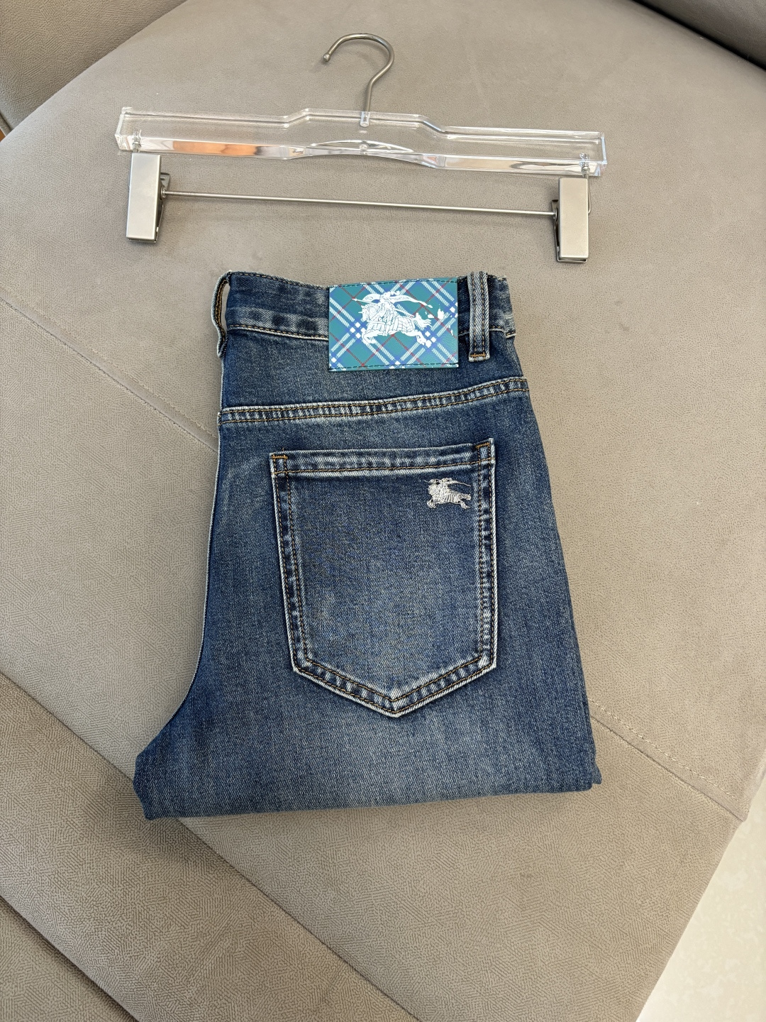 NO:745173,The counter's 2026 spring and summer design recommendations. Hot-selling jeans with soft skin-friendly fabrics. Luxurious first-layer cowhide waist tags. Classic blue wash. Limited edition at the counter. Luxurious custom-made fabrics. Craftsmanship + wash. Foreign trade quality and detail processing. I absolutely love this color. I love it. The counter's autumn and winter hot sales. Pre-sale. Sold out. Hot single color. Versatile. Big cow flavor. Stretch slim small straight pants. Size. 29-38. No 35; 37 size.  FFF001,,jeans,cowhide,19860909专柜2026春夏设计推荐 热卖牛仔裤柔软亲肤面料 奢华头层牛皮腰牌 经典蓝洗水 专柜限量款 奢华感订制面料 工艺+洗水外贸品质感细节处理满满到位 这颜色绝对爱了爱了专柜秋冬热卖预售即售完款爆单款色系百搭大牛味 弹力修身小直筒裤型 尺码.29-38 无35；37码 FFF001,,jeans,cowhide,,Men's clothing