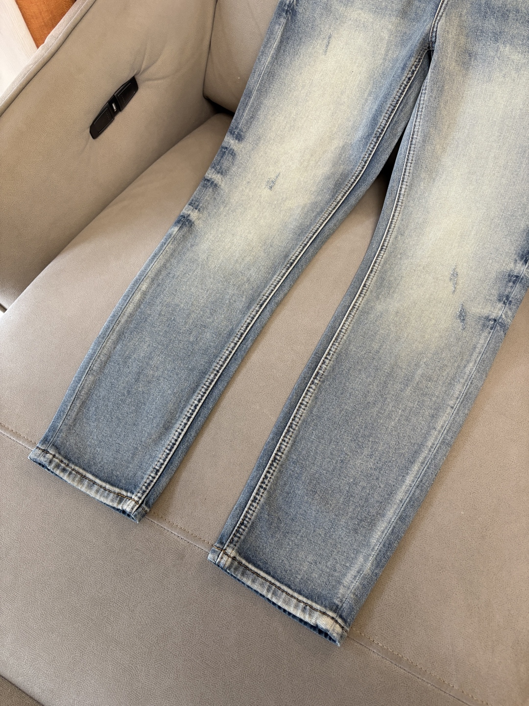 专柜🆕2026春夏设计推荐 热卖牛仔裤🆕柔软亲肤面料 奢华头层牛皮腰牌 经典蓝洗水 专柜限量款 奢华感订