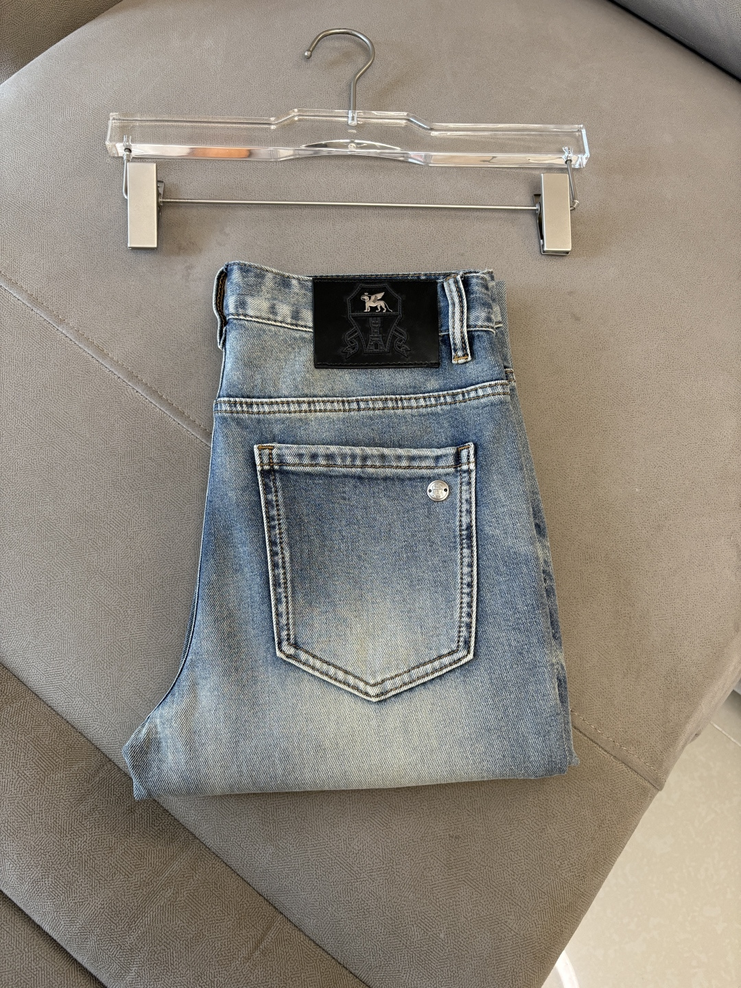 NO:759304,The counter's 2026 spring and summer design recommendations. Hot-selling jeans with soft skin-friendly fabrics. Luxurious first-layer cowhide waist tags. Classic blue wash. Limited edition at the counter. Luxurious custom-made fabrics. Craftsmanship + wash. Foreign trade quality and detail processing. I absolutely love this color. I love it. The counter's autumn and winter hot sales. Pre-sale. Sold out. Hot single color. Versatile. Big cow flavor. Stretch slim small straight pants. Size. 29-38. No 35; 37 size.  FFF001,,jeans,cowhide,19860909专柜2026春夏设计推荐 热卖牛仔裤柔软亲肤面料 奢华头层牛皮腰牌 经典蓝洗水 专柜限量款 奢华感订制面料 工艺+洗水外贸品质感细节处理满满到位 这颜色绝对爱了爱了专柜秋冬热卖预售即售完款爆单款色系百搭大牛味 弹力修身小直筒裤型 尺码.29-38 无35；37码 FFF001,,jeans,cowhide,,Men's clothing