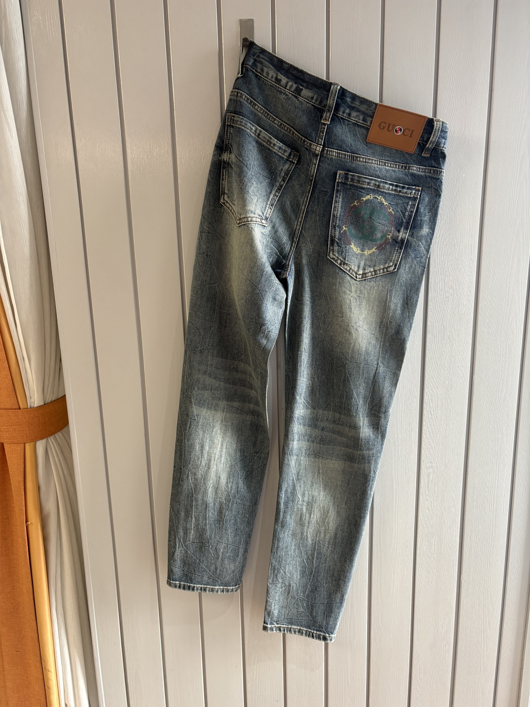 NO:745766,The counter's 2026 spring and summer design recommendations. Hot-selling jeans with soft skin-friendly fabrics. Luxurious first-layer cowhide waist tags. Classic blue wash. Limited edition at the counter. Luxurious custom-made fabrics. Craftsmanship + wash. Foreign trade quality and detail processing. I absolutely love this color. I love it. The counter's autumn and winter hot sales. Pre-sale. Sold out. Hot single color. Versatile. Big cow flavor. Stretch slim small straight pants. Size. 29-38. No 35; 37 size.  FFF001,,jeans,cowhide,19860909专柜2026春夏设计推荐 热卖牛仔裤柔软亲肤面料 奢华头层牛皮腰牌 经典蓝洗水 专柜限量款 奢华感订制面料 工艺+洗水外贸品质感细节处理满满到位 这颜色绝对爱了爱了专柜秋冬热卖预售即售完款爆单款色系百搭大牛味 弹力修身小直筒裤型 尺码.29-38 无35；37码 FFF001,,jeans,cowhide,,Men's clothing