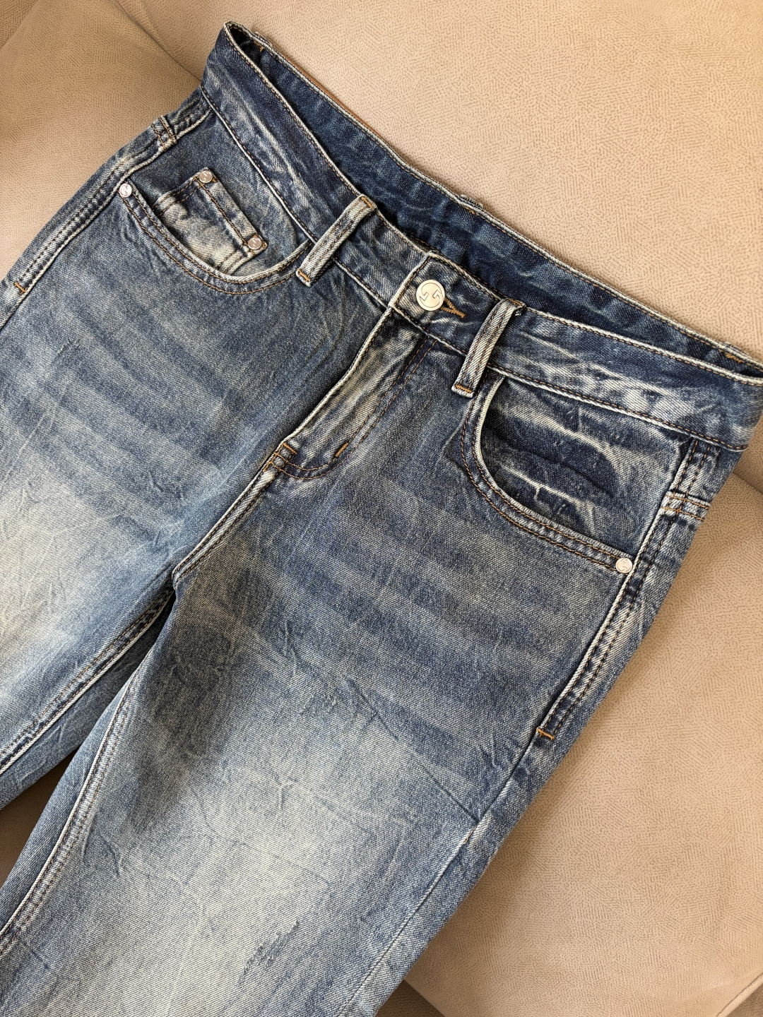 专柜🆕2026春夏设计推荐 热卖牛仔裤🆕柔软亲肤面料 奢华头层牛皮腰牌 经典蓝洗水 专柜限量款 奢华感订