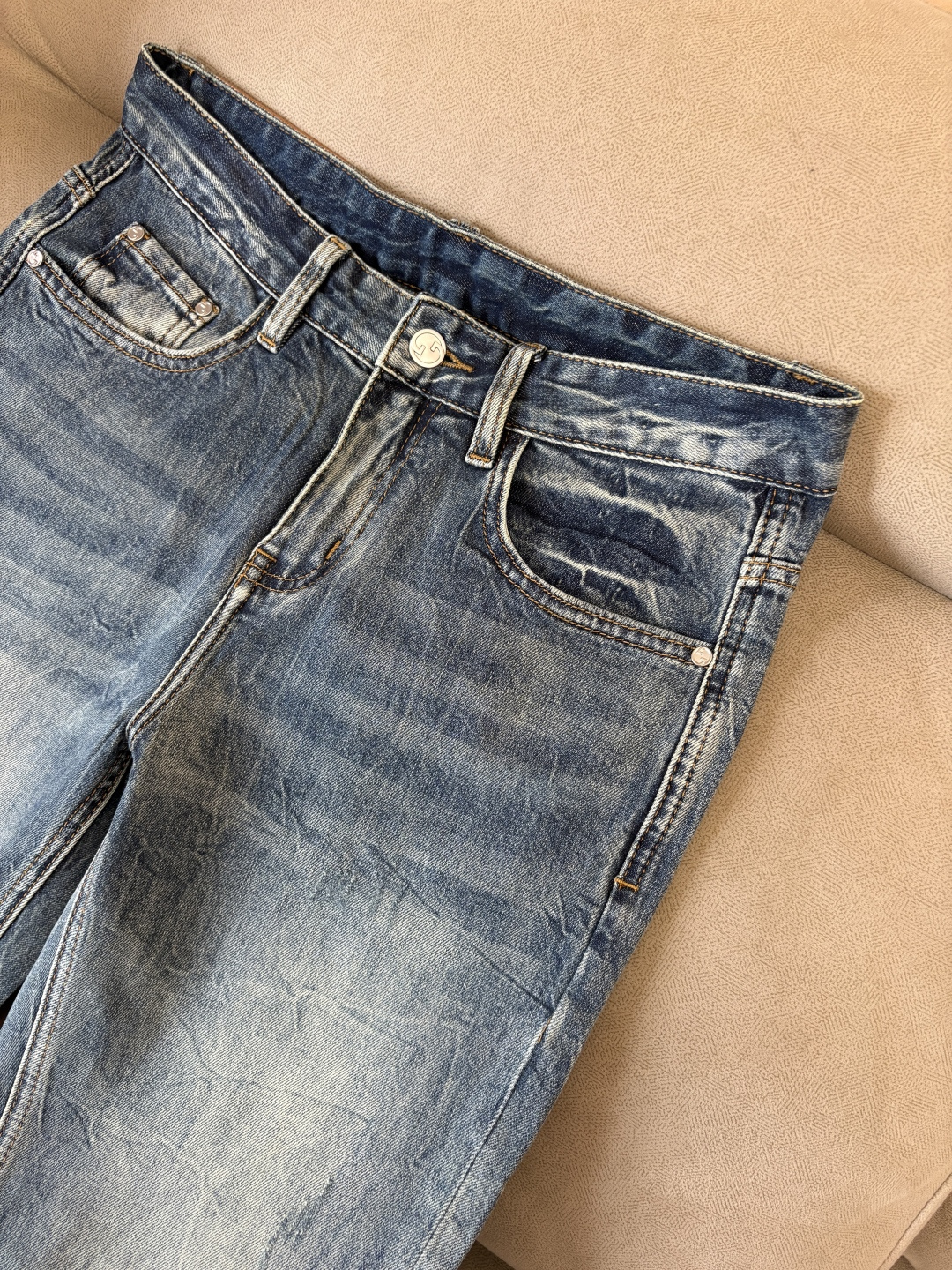 专柜🆕2026春夏设计推荐 热卖牛仔裤🆕柔软亲肤面料 奢华头层牛皮腰牌 经典蓝洗水 专柜限量款 奢华感订