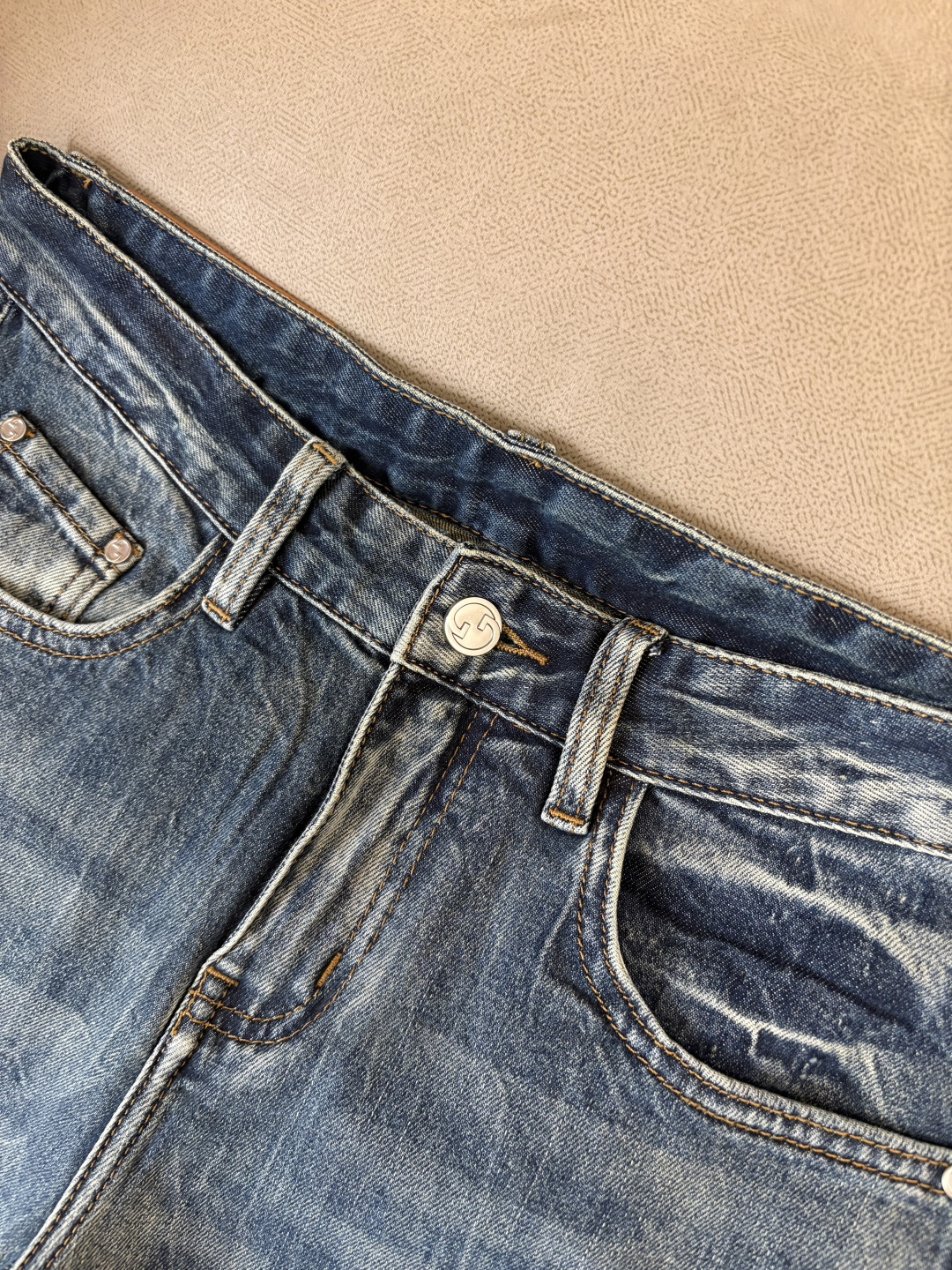 专柜🆕2026春夏设计推荐 热卖牛仔裤🆕柔软亲肤面料 奢华头层牛皮腰牌 经典蓝洗水 专柜限量款 奢华感订