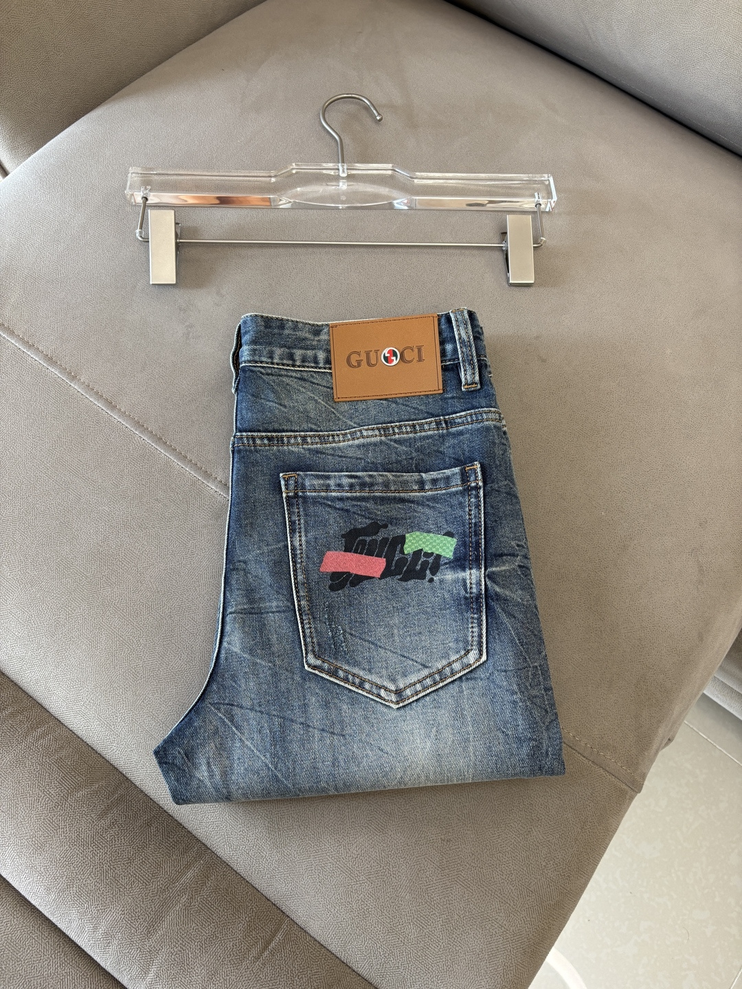 专柜🆕2026春夏设计推荐 热卖牛仔裤🆕柔软亲肤面料 奢华头层牛皮腰牌 经典蓝洗水 专柜限量款 奢华感订