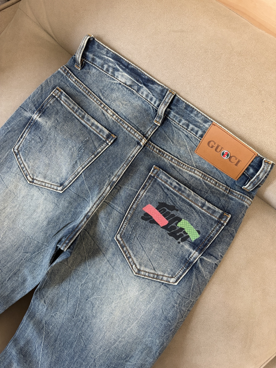 专柜🆕2026春夏设计推荐 热卖牛仔裤🆕柔软亲肤面料 奢华头层牛皮腰牌 经典蓝洗水 专柜限量款 奢华感订