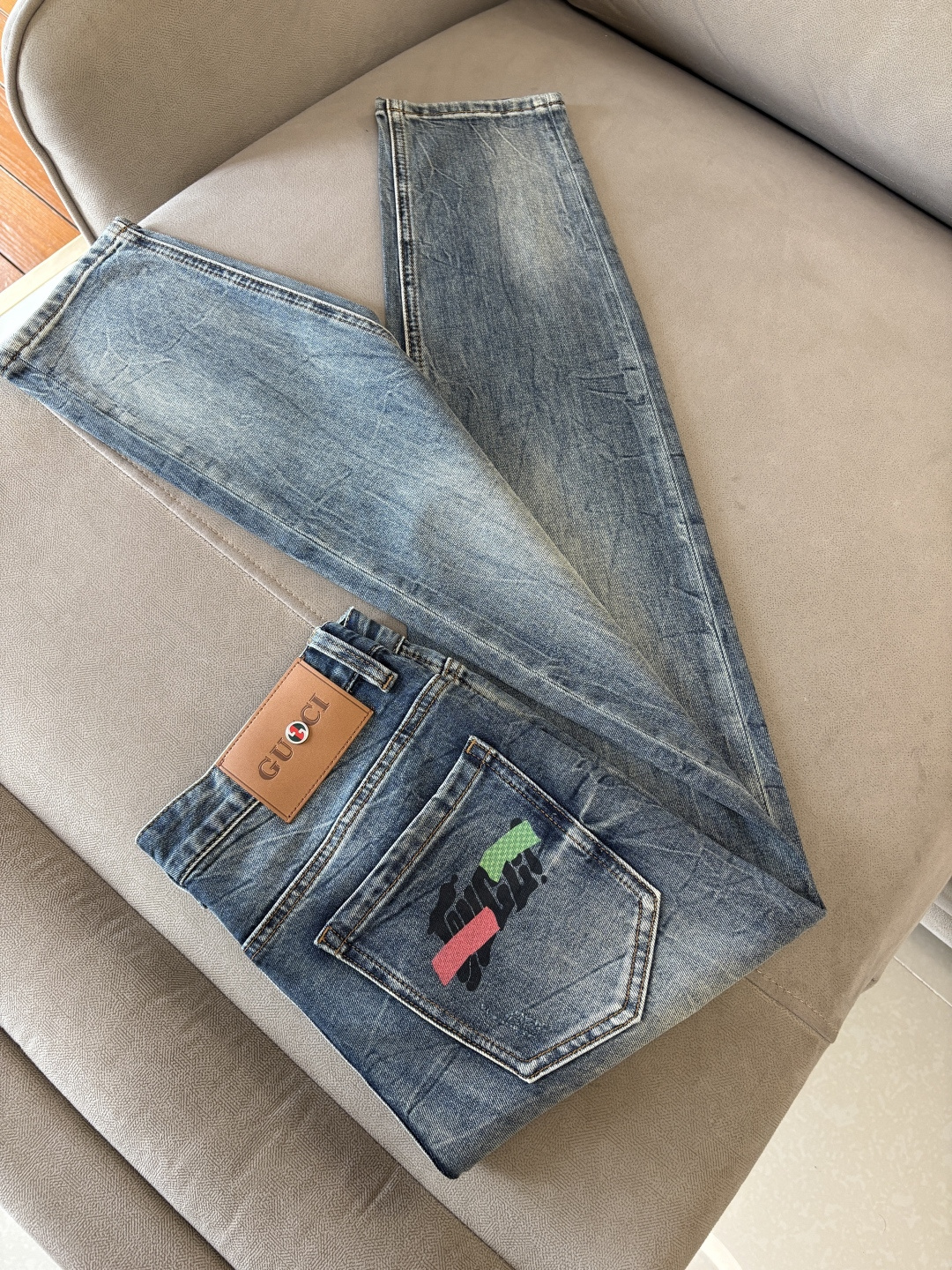 专柜🆕2026春夏设计推荐 热卖牛仔裤🆕柔软亲肤面料 奢华头层牛皮腰牌 经典蓝洗水 专柜限量款 奢华感订