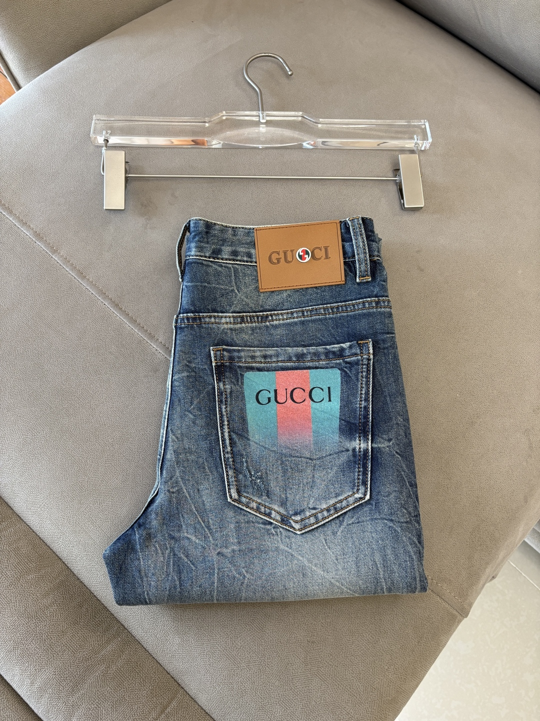 专柜🆕2026春夏设计推荐 热卖牛仔裤🆕柔软亲肤面料 奢华头层牛皮腰牌 经典蓝洗水 专柜限量款 奢华感订