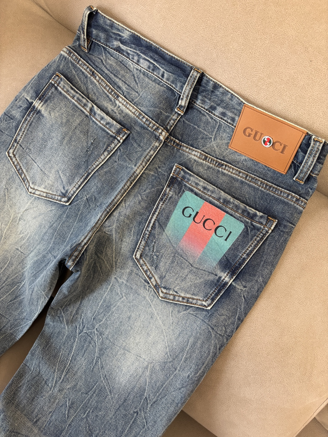 专柜🆕2026春夏设计推荐 热卖牛仔裤🆕柔软亲肤面料 奢华头层牛皮腰牌 经典蓝洗水 专柜限量款 奢华感订