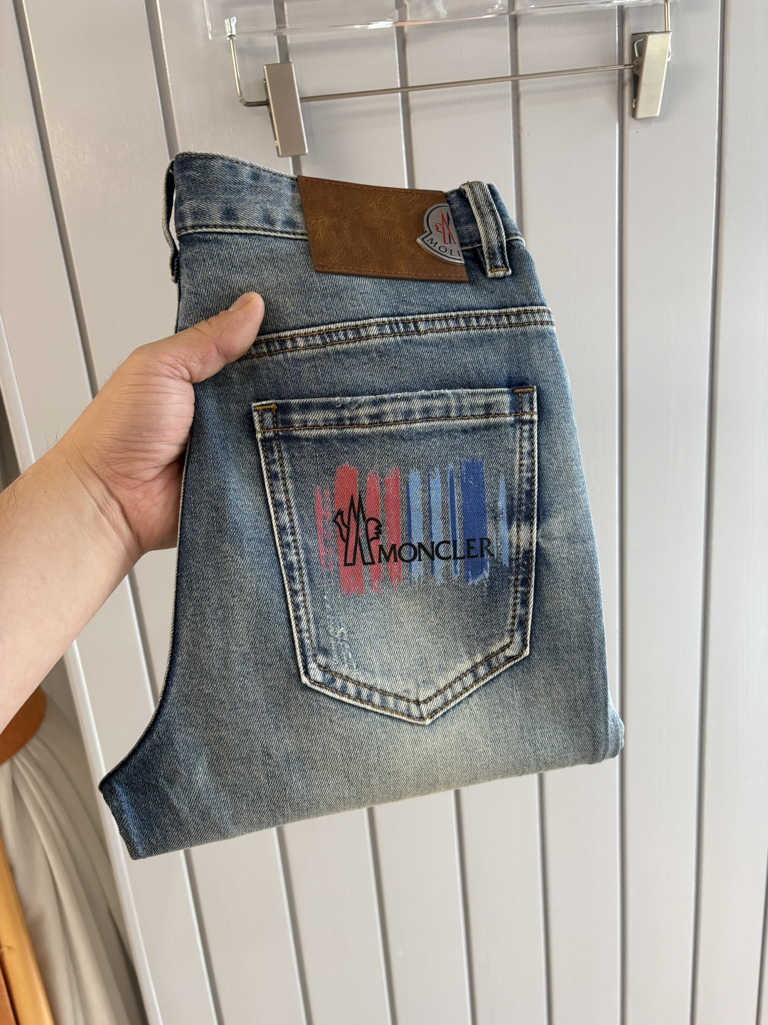 NO:759256,The counter's 2026 spring and summer design recommendations. Hot-selling jeans with soft skin-friendly fabrics. Luxurious first-layer cowhide waist tags. Classic blue wash. Limited edition at the counter. Luxurious custom-made fabrics. Craftsmanship + wash. Foreign trade quality and detail processing. I absolutely love this color. I love it. The counter's autumn and winter hot sales. Pre-sale. Sold out. Hot single color. Versatile. Big cow flavor. Stretch slim small straight pants. Size. 29-38. No 35; 37 size.  FFF001,,jeans,cowhide,19860909专柜2026春夏设计推荐 热卖牛仔裤柔软亲肤面料 奢华头层牛皮腰牌 经典蓝洗水 专柜限量款 奢华感订制面料 工艺+洗水外贸品质感细节处理满满到位 这颜色绝对爱了爱了专柜秋冬热卖预售即售完款爆单款色系百搭大牛味 弹力修身小直筒裤型 尺码.29-38 无35；37码 FFF001,,jeans,cowhide,,Men's clothing