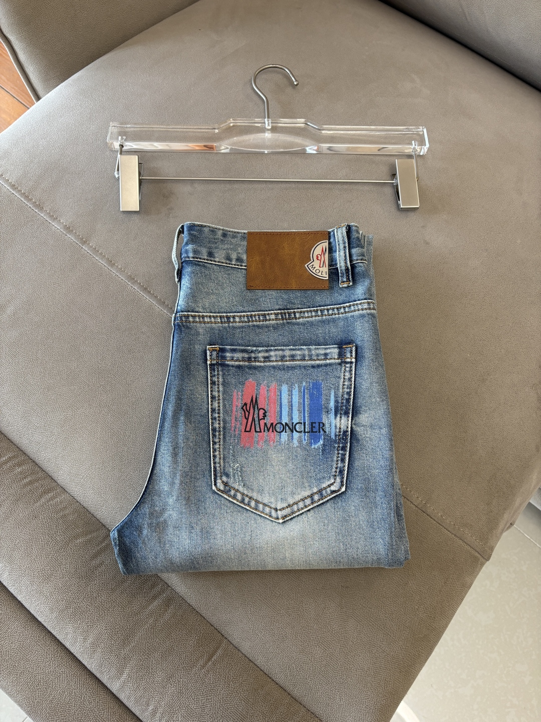 NO:745776,The counter's 2026 spring and summer design recommendations. Hot-selling jeans with soft skin-friendly fabrics. Luxurious first-layer cowhide waist tags. Classic blue wash. Limited edition at the counter. Luxurious custom-made fabrics. Craftsmanship + wash. Foreign trade quality and detail processing. I absolutely love this color. I love it. The counter's autumn and winter hot sales. Pre-sale. Sold out. Hot single color. Versatile. Big cow flavor. Stretch slim small straight pants. Size. 29-38. No 35; 37 size.  FFF001,,jeans,cowhide,19860909专柜2026春夏设计推荐 热卖牛仔裤柔软亲肤面料 奢华头层牛皮腰牌 经典蓝洗水 专柜限量款 奢华感订制面料 工艺+洗水外贸品质感细节处理满满到位 这颜色绝对爱了爱了专柜秋冬热卖预售即售完款爆单款色系百搭大牛味 弹力修身小直筒裤型 尺码.29-38 无35；37码 FFF001,,jeans,cowhide,,Men's clothing