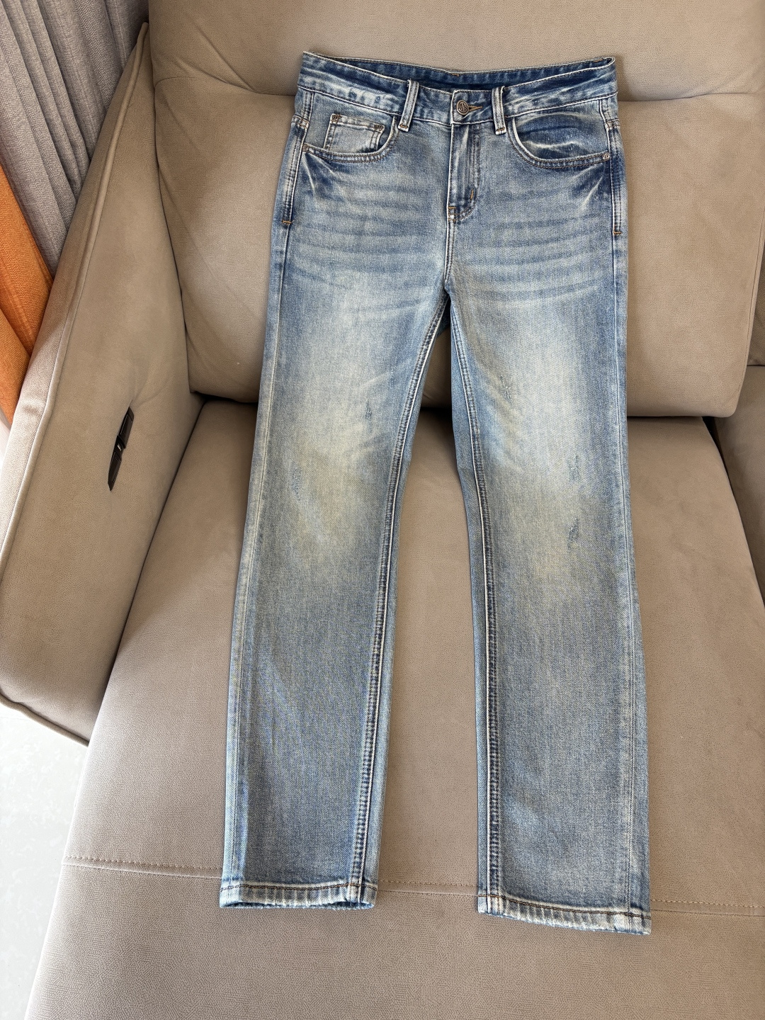 专柜🆕2026春夏设计推荐 热卖牛仔裤🆕柔软亲肤面料 奢华头层牛皮腰牌 经典蓝洗水 专柜限量款 奢华感订