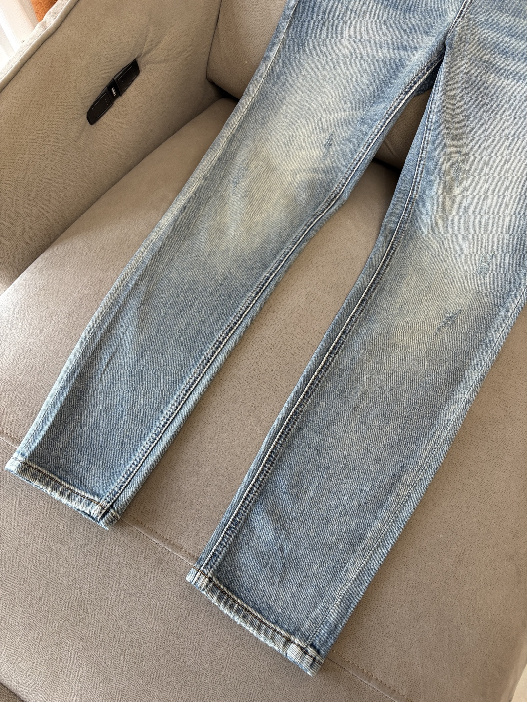 专柜🆕2026春夏设计推荐 热卖牛仔裤🆕柔软亲肤面料 奢华头层牛皮腰牌 经典蓝洗水 专柜限量款 奢华感订