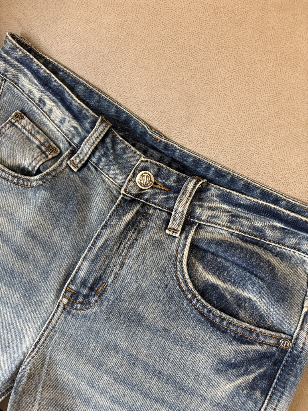 专柜🆕2026春夏设计推荐 热卖牛仔裤🆕柔软亲肤面料 奢华头层牛皮腰牌 经典蓝洗水 专柜限量款 奢华感订