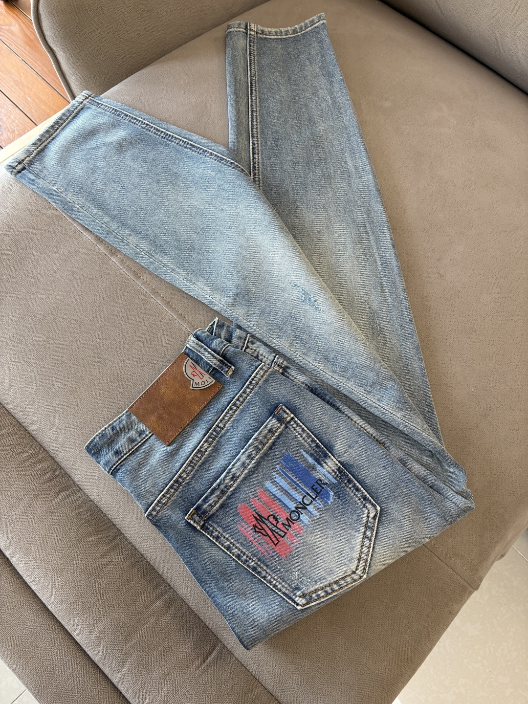 专柜🆕2026春夏设计推荐 热卖牛仔裤🆕柔软亲肤面料 奢华头层牛皮腰牌 经典蓝洗水 专柜限量款 奢华感订
