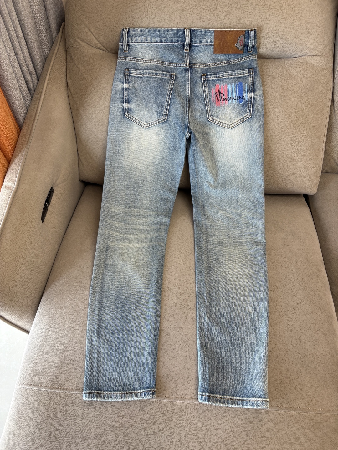 专柜🆕2026春夏设计推荐 热卖牛仔裤🆕柔软亲肤面料 奢华头层牛皮腰牌 经典蓝洗水 专柜限量款 奢华感订