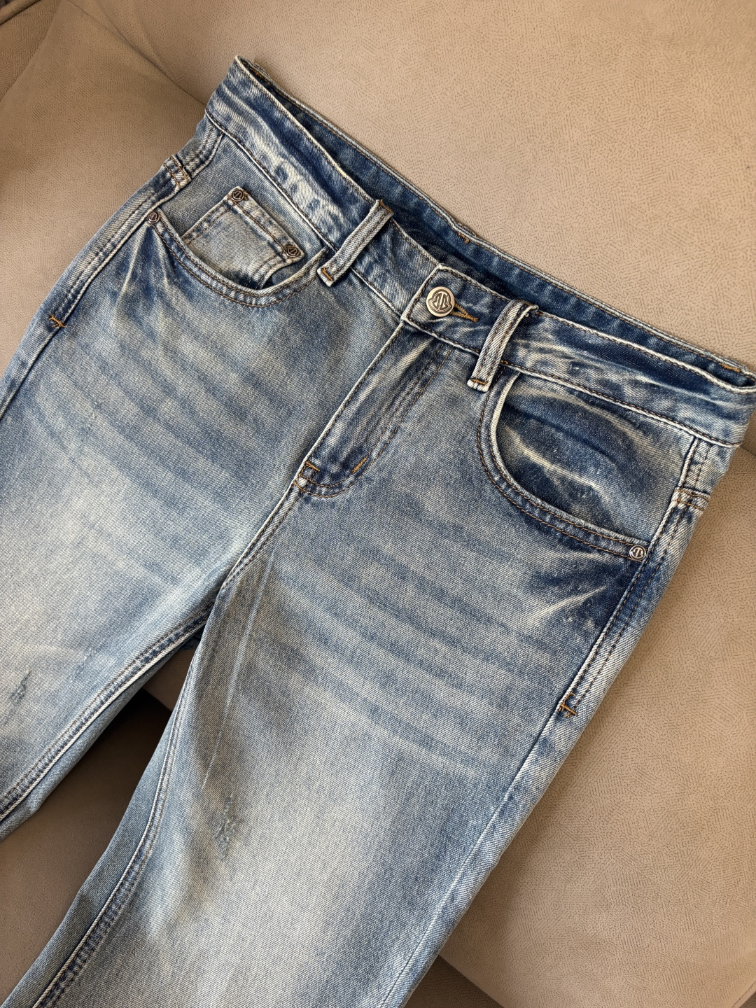 专柜🆕2026春夏设计推荐 热卖牛仔裤🆕柔软亲肤面料 奢华头层牛皮腰牌 经典蓝洗水 专柜限量款 奢华感订