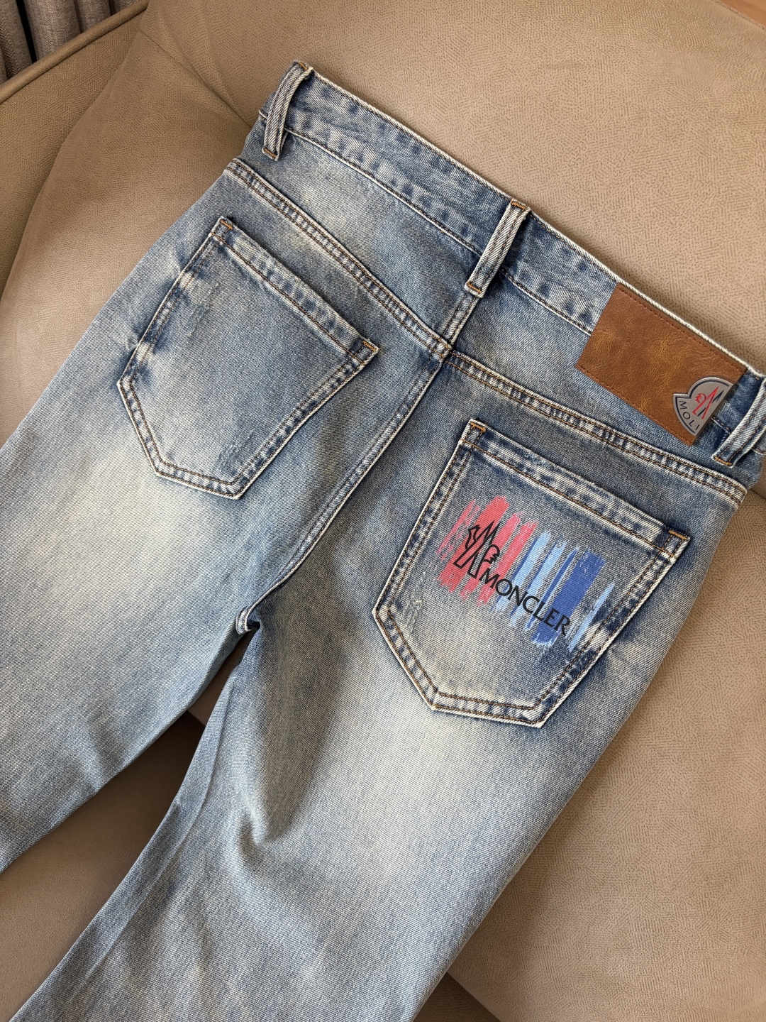 专柜🆕2026春夏设计推荐 热卖牛仔裤🆕柔软亲肤面料 奢华头层牛皮腰牌 经典蓝洗水 专柜限量款 奢华感订