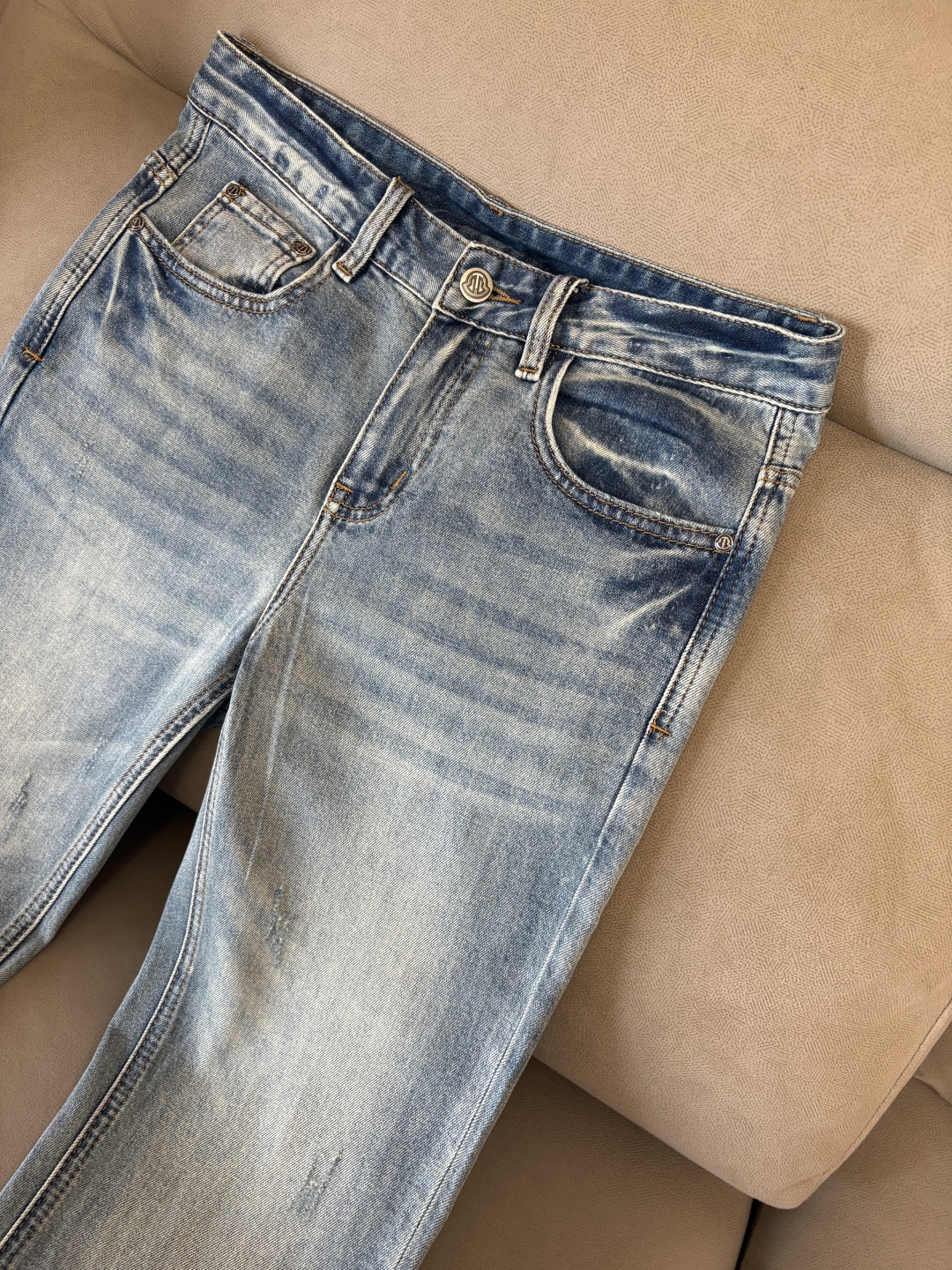专柜🆕2026春夏设计推荐 热卖牛仔裤🆕柔软亲肤面料 奢华头层牛皮腰牌 经典蓝洗水 专柜限量款 奢华感订