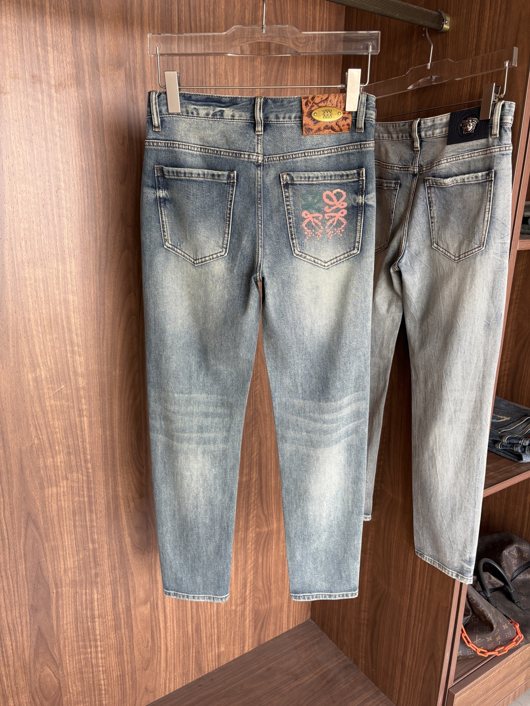 专柜🆕2026春夏设计推荐 热卖牛仔裤🆕柔软亲肤面料 奢华头层牛皮腰牌 经典蓝洗水 专柜限量款 奢华感订
