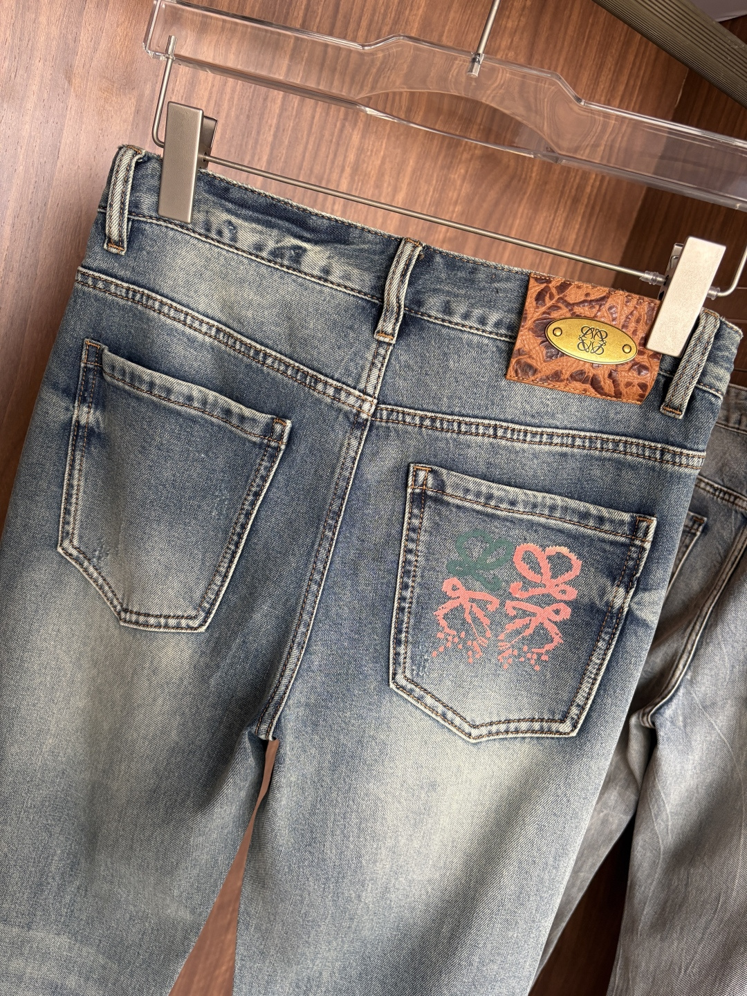 专柜🆕2026春夏设计推荐 热卖牛仔裤🆕柔软亲肤面料 奢华头层牛皮腰牌 经典蓝洗水 专柜限量款 奢华感订