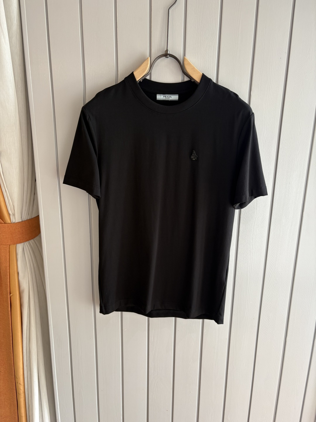 NO:746550,The 2026SS spring and summer new models at the counter are imported from customers (48.5 Lenzing Modal plus 41.5 fine cotton plus 10 ammonia; there is a special Lenzing Modal hangtag) men's casual round neck short-sleeved T-shirt #The design concept is trendy, avant-garde and sustainable, with brand design patterns on the chest and texture. The fabric is made of finely woven blends, feels soft and elastic, and will not deform no matter how you wash it or wear it!  The ribbing process on the collar makes it not easy to deform and long-wearing. The classic straight version can fit the body shape of the people to a greater extent. The upper body effect is excellent, and it can exude its own proud aura from the inside out. The basic and conventional straight round neck version tailoring, the upper body is fit and slim without being bloated, and the upper body effect is excellent. This new T-shirt is specially created for summer!  Color black, white, blue Size: M-XXXL,, T-shirt, tees, t-shirt,19860909专柜2026SS春夏新款选用客供进口（48.5的兰精莫代尔加41.5的精疏棉加10氨伦；有专用兰精莫代尔吊牌）男士休闲圆领短袖T恤衫#设计理念潮流前卫与尚可持续,胸前品牌设计图案,有质感. 成分精织混纺而成的面料,手感柔软富有弹力,怎么洗怎么穿都不变形！领部罗纹工艺打造不易变形久穿耐磨.经典的直筒版型打造,能更大程度的契合人群的体型,上身效果极佳,能自内而外的散发出独属自己的傲人气场.基础常规的直筒圆领版型剪裁,上身合体修身不显臃肿,上身效果极佳,专为夏季打造的新品T恤！ 颜色黑,白,蓝 码数；M-XXXL,,T-shirt,tees，t-shirt,,Men's clothing