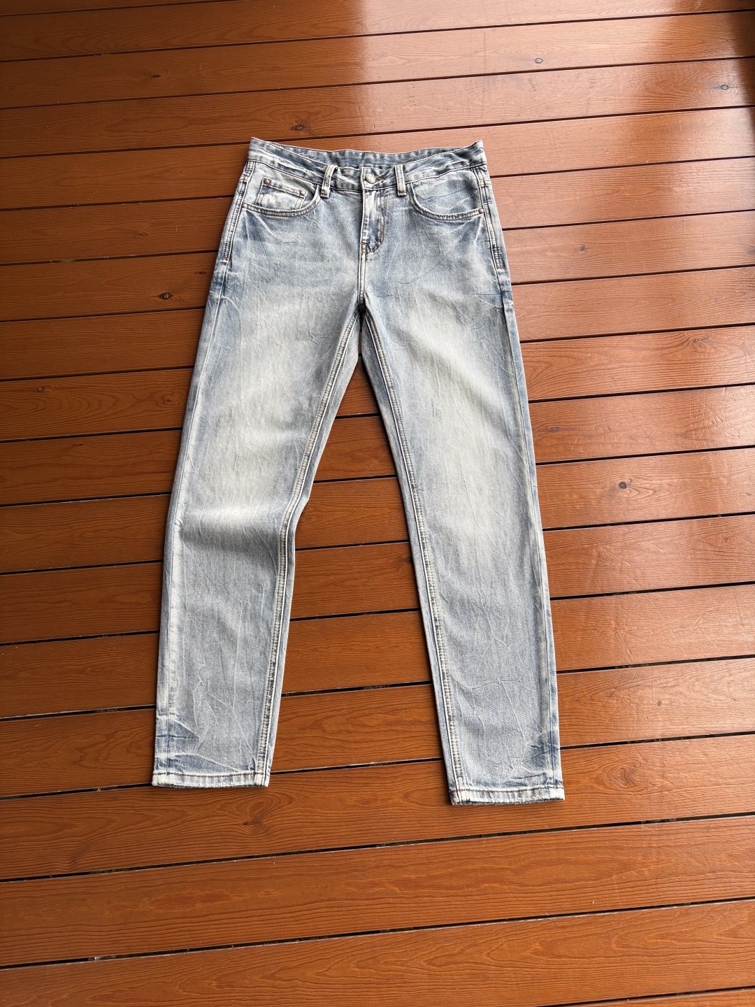 NO:746553,The counter's 2026 spring and summer design recommendations. Hot-selling jeans with soft skin-friendly fabrics. Luxurious first-layer cowhide waist tag. Classic blue wash. Limited edition at the counter. Luxurious custom-made fabrics. Craftsmanship + wash. Foreign trade quality and detail processing. I absolutely love this color. I love it. I love the single color.19860909专柜2026春夏设计推荐 热卖牛仔裤柔软亲肤面料 奢华头层牛皮腰牌 经典蓝洗水 专柜限量款 奢华感订制面料 工艺+洗水外贸品质感细节处理满满到位 这颜色绝对爱了爱了爆单款色系百搭大牛味 弹力修身小直筒裤型 尺码.29-38 无35；37码 FFF001,,jeans,cowhide,,Men's clothing