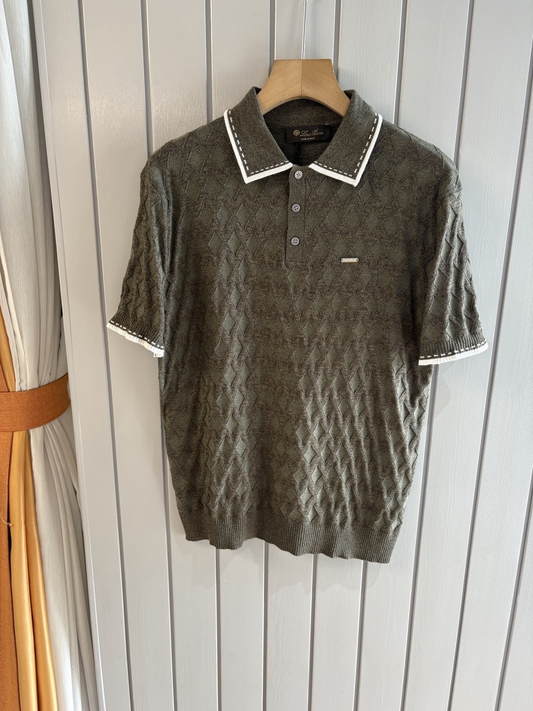 NO:746556,The 'Time-consuming King' diamond jacquard design selects ultra-fine high-quality yarns for the lapel short-sleeved men's collection. The 'Time-consuming King' round neck is a luxurious craftsmanship that touches the skin. The diamond-shaped hollow jacquard is made with ingenuity. The three-dimensional diamond-shaped jacquard that took several months to carve creates an architectural aesthetic texture between the warp and weft.  The simple lapel outlines neat lines, and the short-sleeved cut is suitable for many scenes - when layered with a suit in a business meeting, it looks elegant, or when worn alone in leisure time, it shows a gentleman's taste. The collection style will never fade. The details are testimony to the quality. Precision turning ensures that the seams are smooth and the bone reinforcement is durable and not deformed; the collar thread has been washed and tested, and it still looks like new after long-term wear. Every detail is a testimony of 'time-consuming'. Size M-XXXL  FFF002,,T-shirt,business suit,19860909耗时王”菱形提花设计甄选超细优质纱线翻领短袖男士典藏款「耗时王」圆领奢雅工艺,触肤即高阶. 匠心底蕴菱形镂空提花 耗时数月雕琢的立体菱形提花,经纬间织就建筑美学肌理,光影穿透时显隐交错,举手投足尽展低调奢华. 经典型格翻领短袖设计 简约翻领勾勒利落线条,短袖剪裁适配多场景——商务会晤时叠搭西装显儒雅,休闲时光单穿流露绅士品味,典藏款型永不褪色. 细节至臻品质见证 精密车工确保接缝平整,骨位加固耐穿不变形；领口螺纹经水洗测试,久穿仍挺括如新,每一处细节皆为「耗时」证言. 码数M-XXXL FFF002,,T-shirt,business suit,,Men's clothing