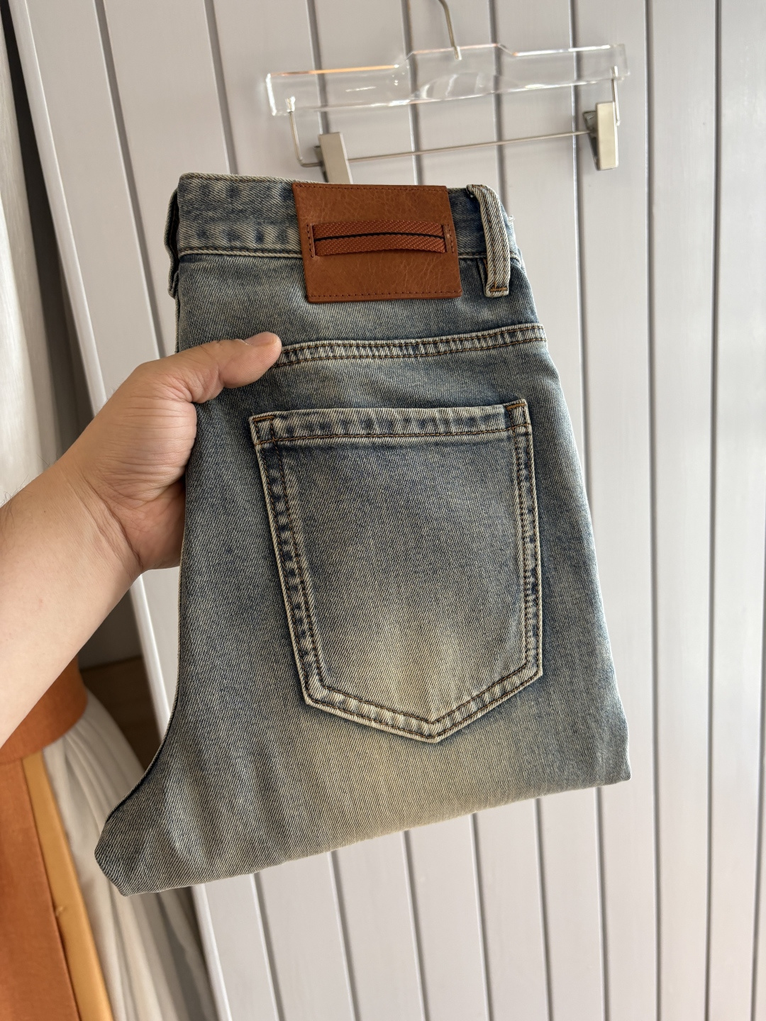 NO:746544,The counter's 2026 spring and summer design recommendations. Hot-selling jeans with soft skin-friendly fabrics. Luxurious first-layer cowhide waist tag. Classic blue wash. Limited edition at the counter. Luxurious custom-made fabrics. Craftsmanship + wash. Foreign trade quality and detail processing. I absolutely love this color. I love it. I love the single color.19860909专柜2026春夏设计推荐 热卖牛仔裤柔软亲肤面料 奢华头层牛皮腰牌 经典蓝洗水 专柜限量款 奢华感订制面料 工艺+洗水外贸品质感细节处理满满到位 这颜色绝对爱了爱了爆单款色系百搭大牛味 弹力修身小直筒裤型 尺码.29-38 无35；37码 FFF001,,jeans,cowhide,,Men's clothing