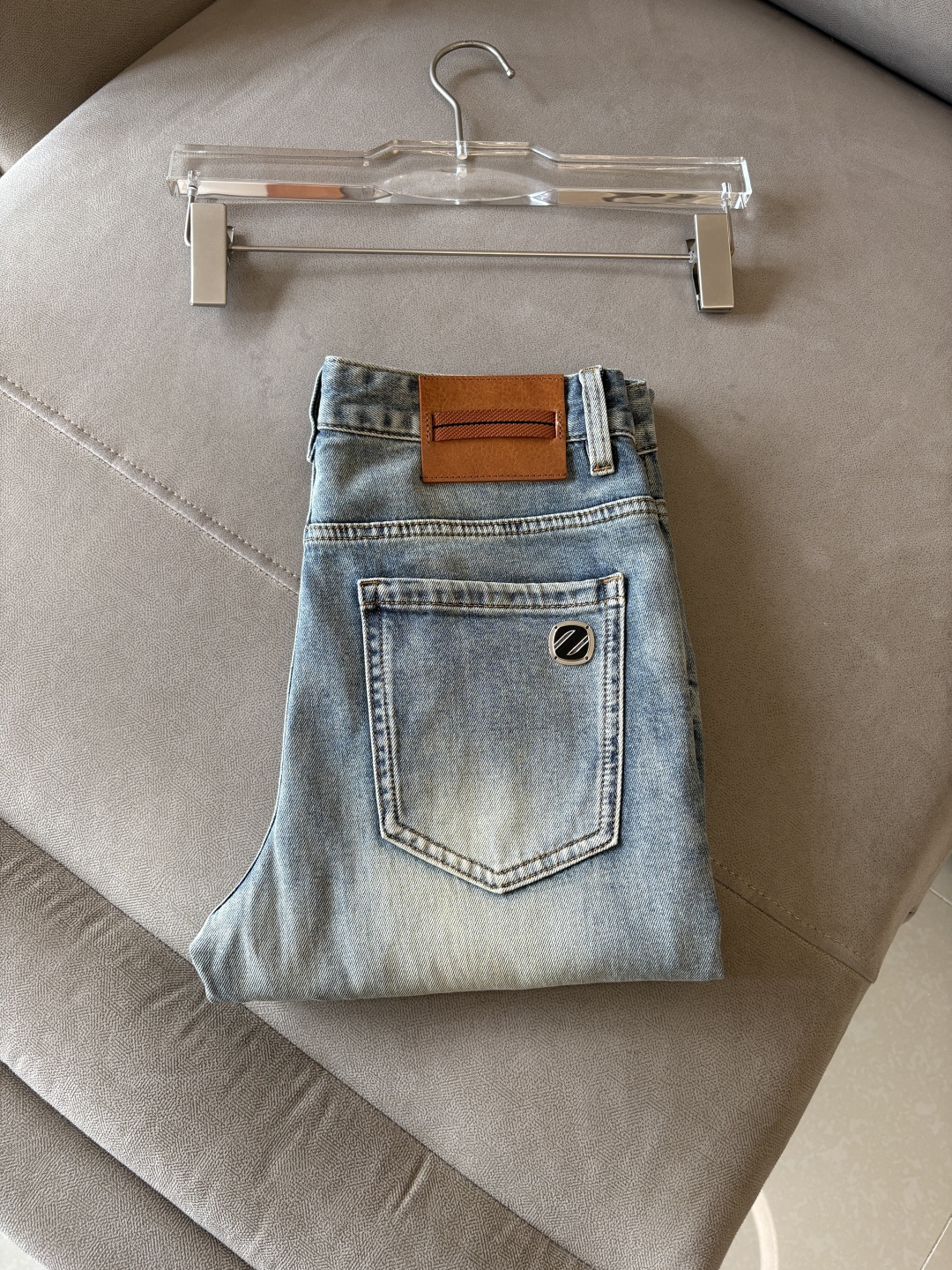 NO:746547,The counter's 2026 spring and summer design recommendations. Hot-selling jeans with soft skin-friendly fabrics. Luxurious first-layer cowhide waist tags. Classic blue wash. Limited edition at the counter. Luxurious custom-made fabrics. Craftsmanship + wash. Foreign trade quality and detail processing. I absolutely love this color. I love it. The counter's autumn and winter hot sales. Pre-sale. Sold out. Hot single color. Versatile. Big cow flavor. Stretch slim small straight pants. Size. 29-38. No 35; 37 size.  FFF001,,jeans,cowhide,19860909专柜2026春夏设计推荐 热卖牛仔裤柔软亲肤面料 奢华头层牛皮腰牌 经典蓝洗水 专柜限量款 奢华感订制面料 工艺+洗水外贸品质感细节处理满满到位 这颜色绝对爱了爱了专柜秋冬热卖预售即售完款爆单款色系百搭大牛味 弹力修身小直筒裤型 尺码.29-38 无35；37码 FFF001,,jeans,cowhide,,Men's clothing