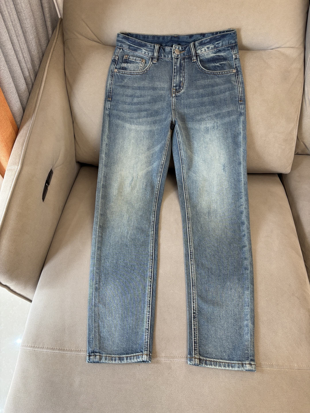 专柜🆕2026春夏设计推荐 热卖牛仔裤🆕柔软亲肤面料 奢华头层牛皮腰牌 经典蓝洗水 专柜限量款 奢华感订