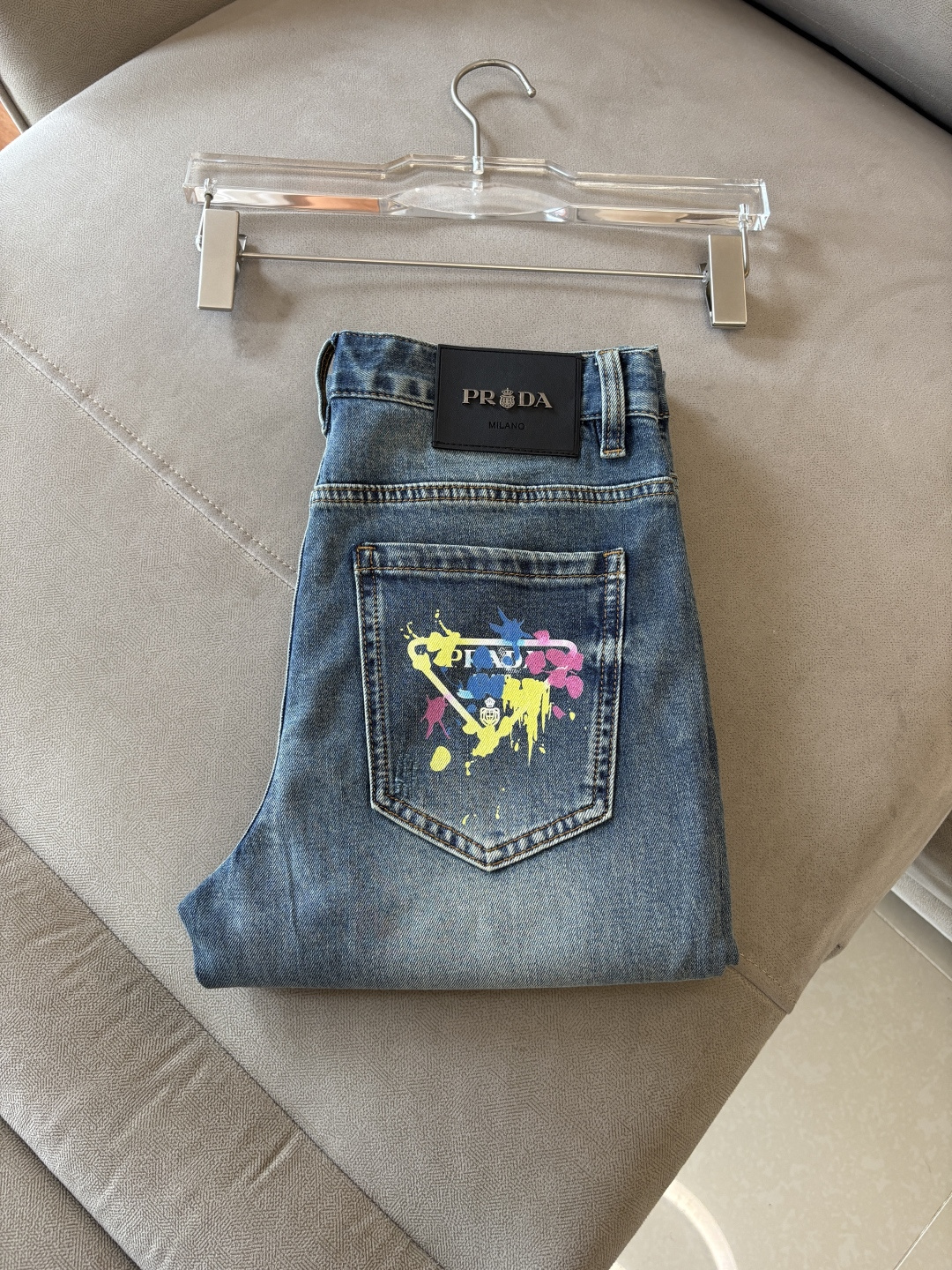 NO:745786,The counter's 2026 spring and summer design recommendations. Hot-selling jeans with soft skin-friendly fabrics. Luxurious first-layer cowhide waist tags. Classic blue wash. Limited edition at the counter. Luxurious custom-made fabrics. Craftsmanship + wash. Foreign trade quality and detail processing. I absolutely love this color. I love it. The counter's autumn and winter hot sales. Pre-sale. Sold out. Hot single color. Versatile. Big cow flavor. Stretch slim small straight pants. Size. 29-38. No 35; 37 size.  FFF001,,jeans,cowhide,19860909专柜2026春夏设计推荐 热卖牛仔裤柔软亲肤面料 奢华头层牛皮腰牌 经典蓝洗水 专柜限量款 奢华感订制面料 工艺+洗水外贸品质感细节处理满满到位 这颜色绝对爱了爱了专柜秋冬热卖预售即售完款爆单款色系百搭大牛味 弹力修身小直筒裤型 尺码.29-38 无35；37码 FFF001,,jeans,cowhide,,Men's clothing