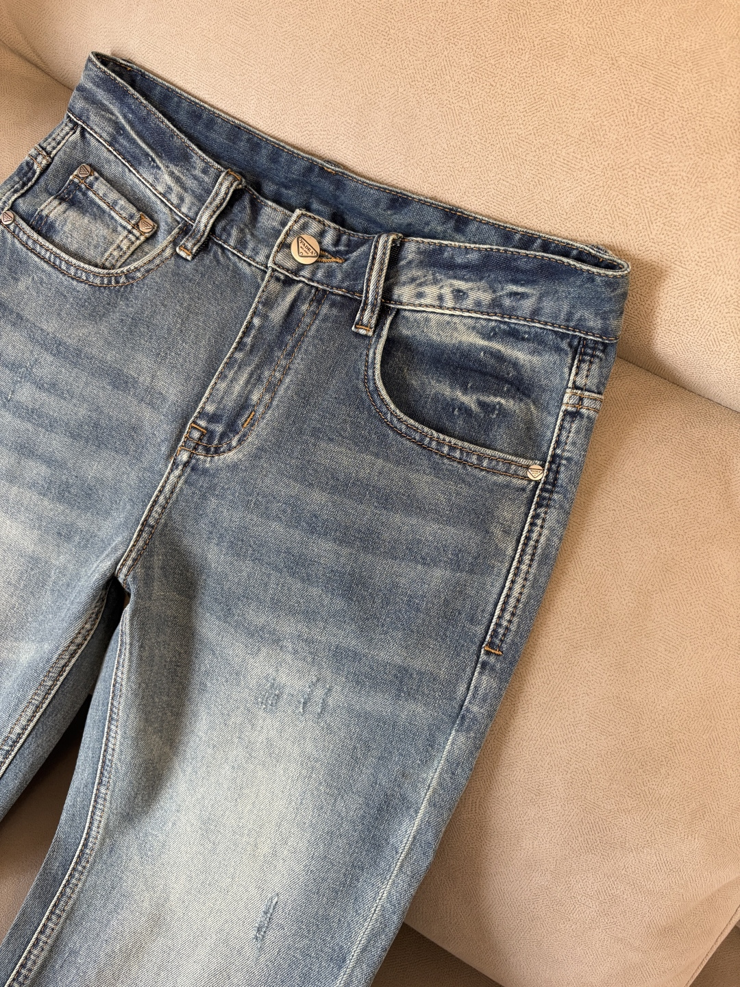 专柜🆕2026春夏设计推荐 热卖牛仔裤🆕柔软亲肤面料 奢华头层牛皮腰牌 经典蓝洗水 专柜限量款 奢华感订