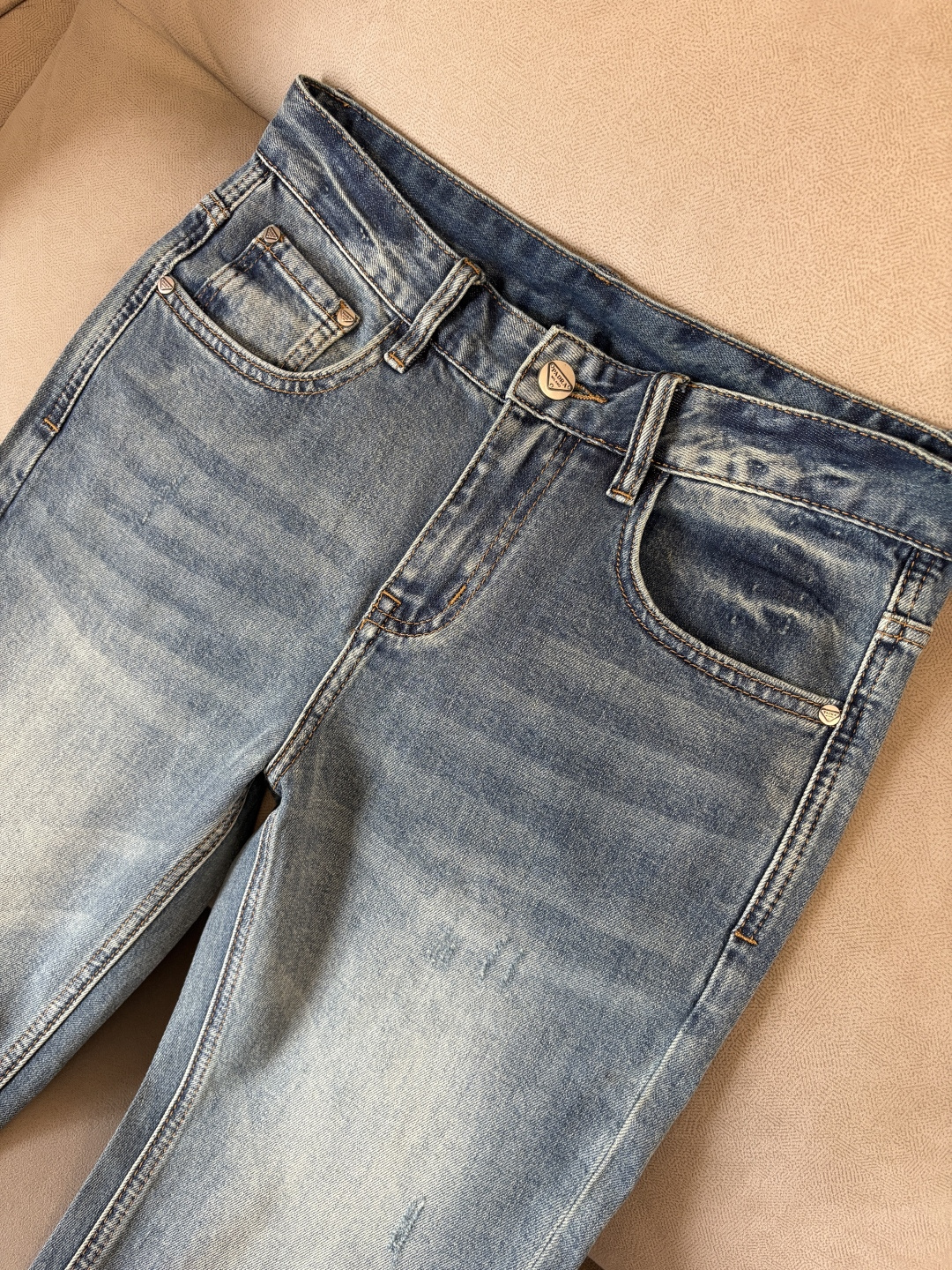 专柜🆕2026春夏设计推荐 热卖牛仔裤🆕柔软亲肤面料 奢华头层牛皮腰牌 经典蓝洗水 专柜限量款 奢华感订