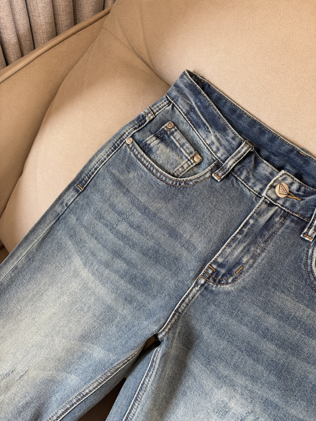 专柜🆕2026春夏设计推荐 热卖牛仔裤🆕柔软亲肤面料 奢华头层牛皮腰牌 经典蓝洗水 专柜限量款 奢华感订